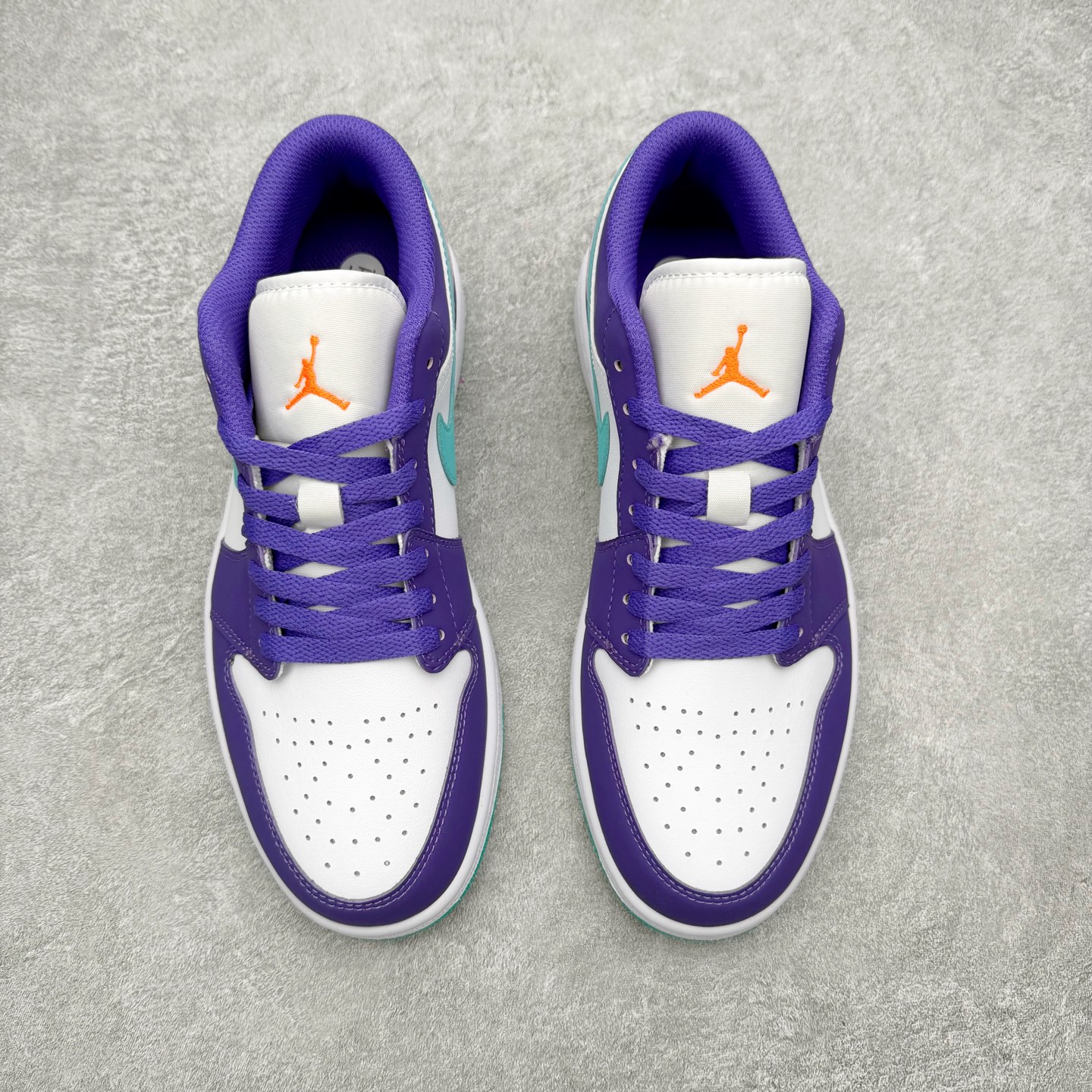 图片[2]-＃K版 Air Jordan AJ1 Low 低帮 HJ9013-550全新流水线出品 DT版本唯一平替选择 市场第二梯队最强版 全部原鞋开发 原楦原纸板开发 全鞋电脑针车 原厂内置全掌气垫 原盒内在原标 唯一Zp原版鞋带绑法 免检产品 全新2022版型 全头层皮料 完美零毛边处理 原厂配置全掌气垫 价格定位良心 几十个配色陆续出货 实拍调校N版已经零色差零失真 百分百还原实物色彩所见即所得 不存在货不对板色差等低级问题 选购参考实物拍摄 不混卖不参货 只用心做好货严格选品 承诺混一赔十 尺码：36 36.5 37.5 38 38.5 39 40 40.5 41 42 42.5 43 44 44.5 45-选品中心