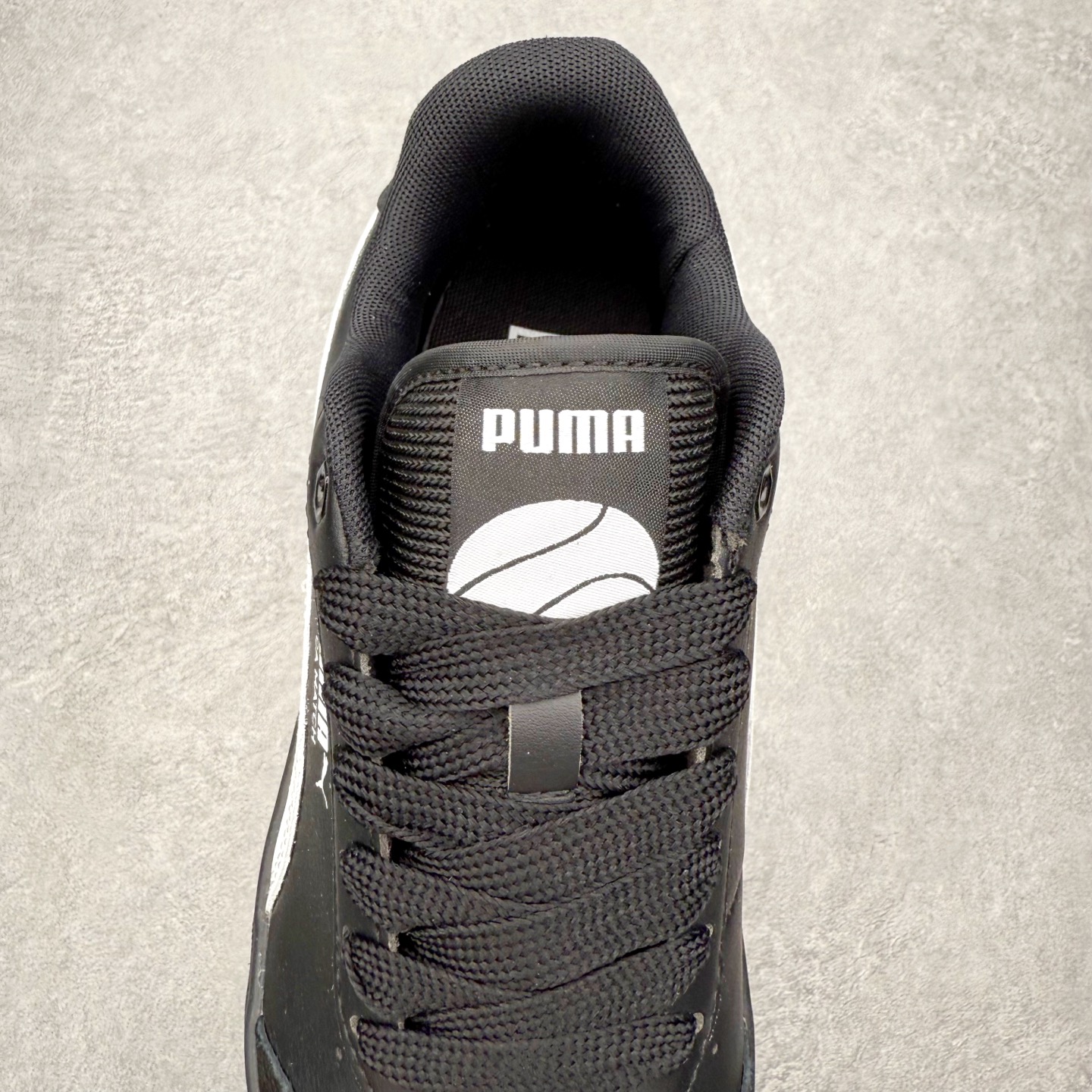 图片[5]-PUMA彪马 BMW M Motorsport RBD Break 彪马新款面包鞋男女同款复古休闲板鞋 赠送一双鞋带 鞋身通体采用细腻的麂皮材质 厚实柔软 质感出众 鞋侧保留PUMA标志性跑道图案 侧面与后跟点缀金属色PUMA LOGO 兼具辨识度与细节感 加厚鞋垫、饱满鞋舌 搭配加宽扁形鞋带 使得穿着感更加贴合与舒适 值得一提的是 本季SUEDE XL鞋款以黑色、红色及蓝色最为瞩目 经典黑的配色 在低调之余可轻松驾驭任何潮流风格造型 而高饱和度的配色 则是当之无愧的早春出街利器 尺码：36 37 37.5 38 38.5 39 40 40.5 41 42 42.5 43 44 45-选品中心