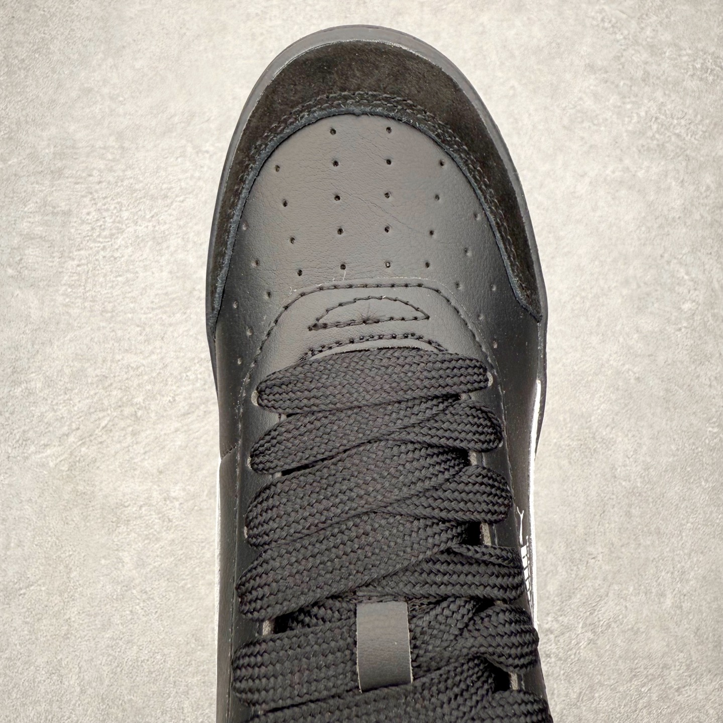 图片[4]-PUMA彪马 BMW M Motorsport RBD Break 彪马新款面包鞋男女同款复古休闲板鞋 赠送一双鞋带 鞋身通体采用细腻的麂皮材质 厚实柔软 质感出众 鞋侧保留PUMA标志性跑道图案 侧面与后跟点缀金属色PUMA LOGO 兼具辨识度与细节感 加厚鞋垫、饱满鞋舌 搭配加宽扁形鞋带 使得穿着感更加贴合与舒适 值得一提的是 本季SUEDE XL鞋款以黑色、红色及蓝色最为瞩目 经典黑的配色 在低调之余可轻松驾驭任何潮流风格造型 而高饱和度的配色 则是当之无愧的早春出街利器 尺码：36 37 37.5 38 38.5 39 40 40.5 41 42 42.5 43 44 45-选品中心