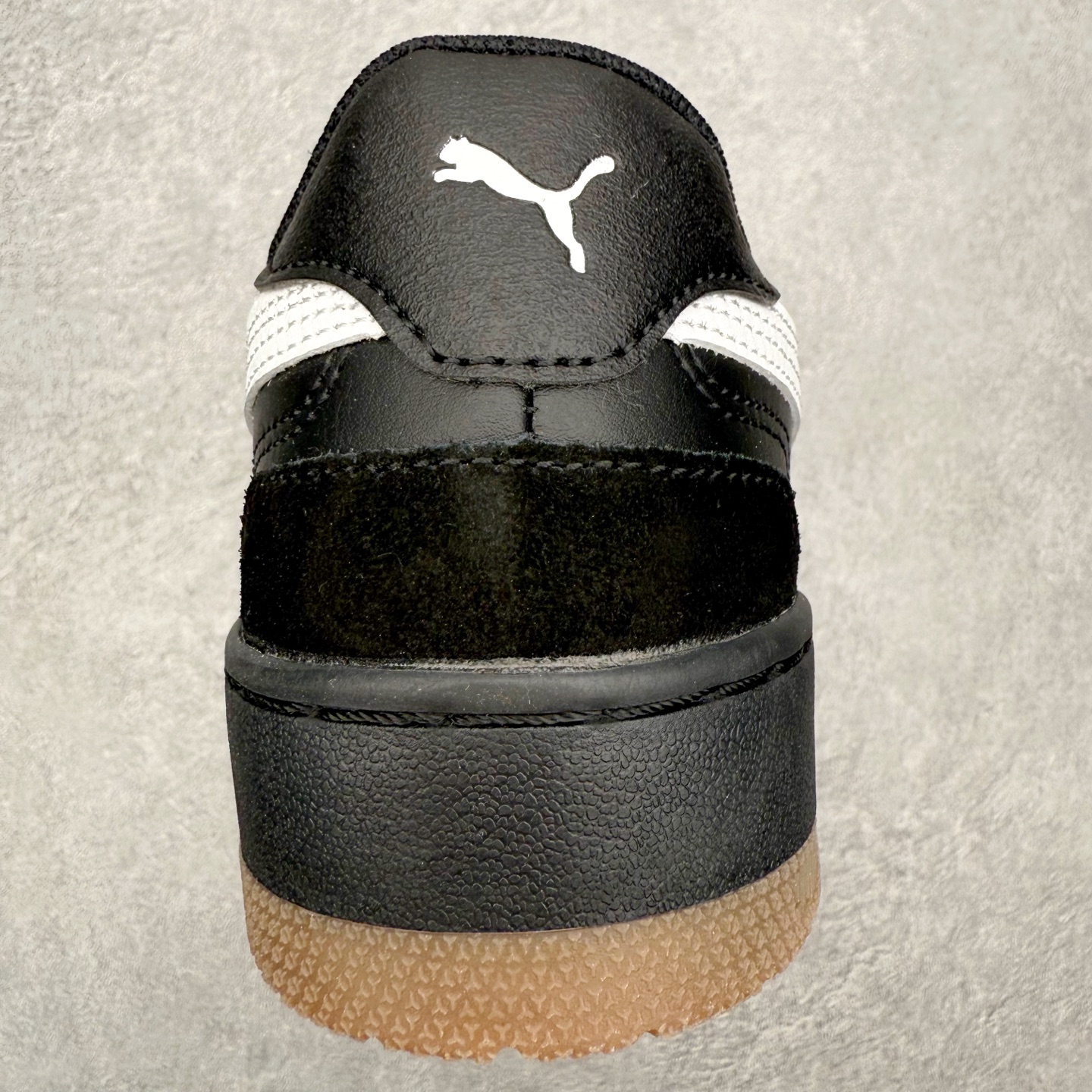 图片[8]-PUMA彪马 BMW M Motorsport RBD Break 彪马新款面包鞋男女同款复古休闲板鞋 赠送一双鞋带 鞋身通体采用细腻的麂皮材质 厚实柔软 质感出众 鞋侧保留PUMA标志性跑道图案 侧面与后跟点缀金属色PUMA LOGO 兼具辨识度与细节感 加厚鞋垫、饱满鞋舌 搭配加宽扁形鞋带 使得穿着感更加贴合与舒适 值得一提的是 本季SUEDE XL鞋款以黑色、红色及蓝色最为瞩目 经典黑的配色 在低调之余可轻松驾驭任何潮流风格造型 而高饱和度的配色 则是当之无愧的早春出街利器 尺码：36 37 37.5 38 38.5 39 40 40.5 41 42 42.5 43 44 45-选品中心