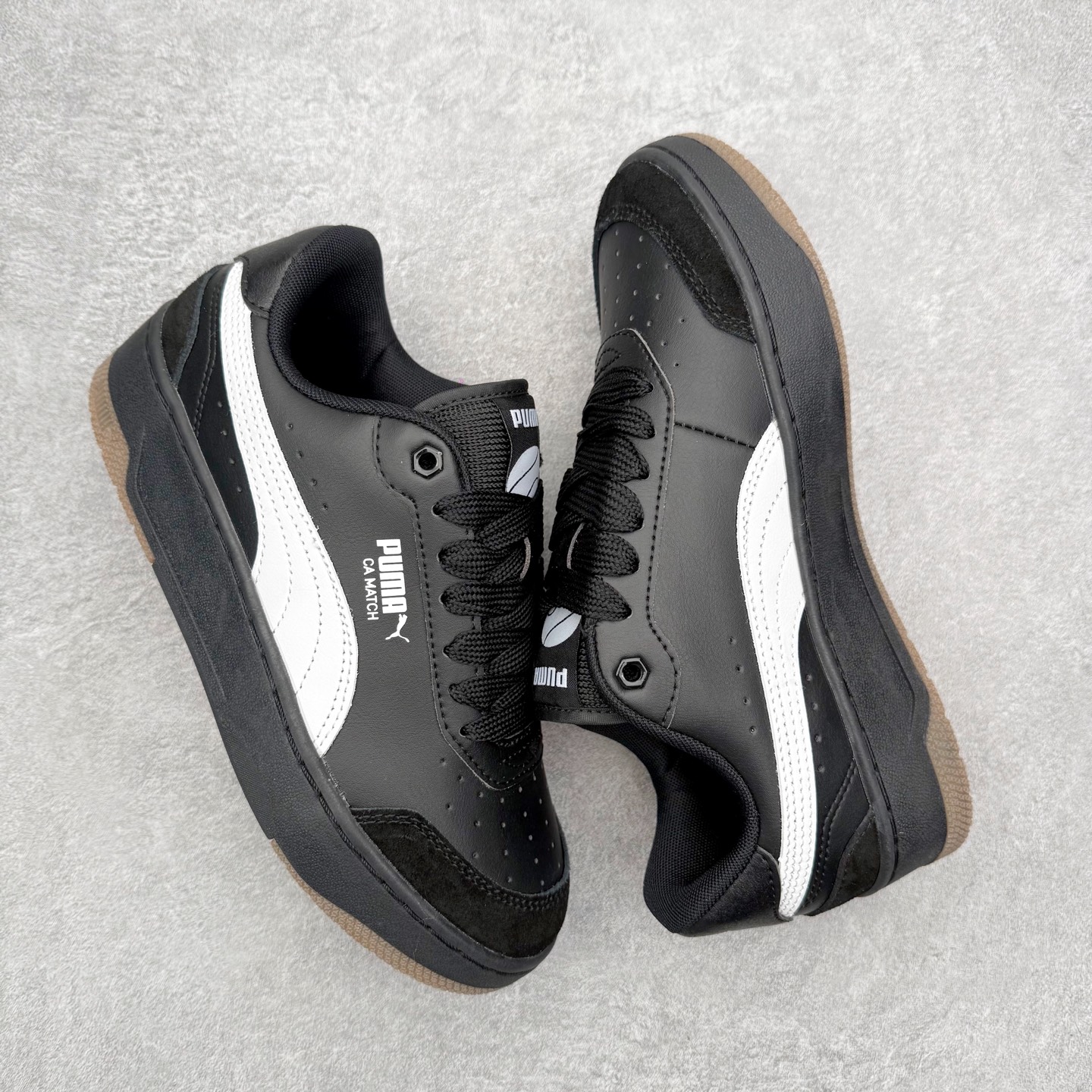 图片[3]-PUMA彪马 BMW M Motorsport RBD Break 彪马新款面包鞋男女同款复古休闲板鞋 赠送一双鞋带 鞋身通体采用细腻的麂皮材质 厚实柔软 质感出众 鞋侧保留PUMA标志性跑道图案 侧面与后跟点缀金属色PUMA LOGO 兼具辨识度与细节感 加厚鞋垫、饱满鞋舌 搭配加宽扁形鞋带 使得穿着感更加贴合与舒适 值得一提的是 本季SUEDE XL鞋款以黑色、红色及蓝色最为瞩目 经典黑的配色 在低调之余可轻松驾驭任何潮流风格造型 而高饱和度的配色 则是当之无愧的早春出街利器 尺码：36 37 37.5 38 38.5 39 40 40.5 41 42 42.5 43 44 45-选品中心