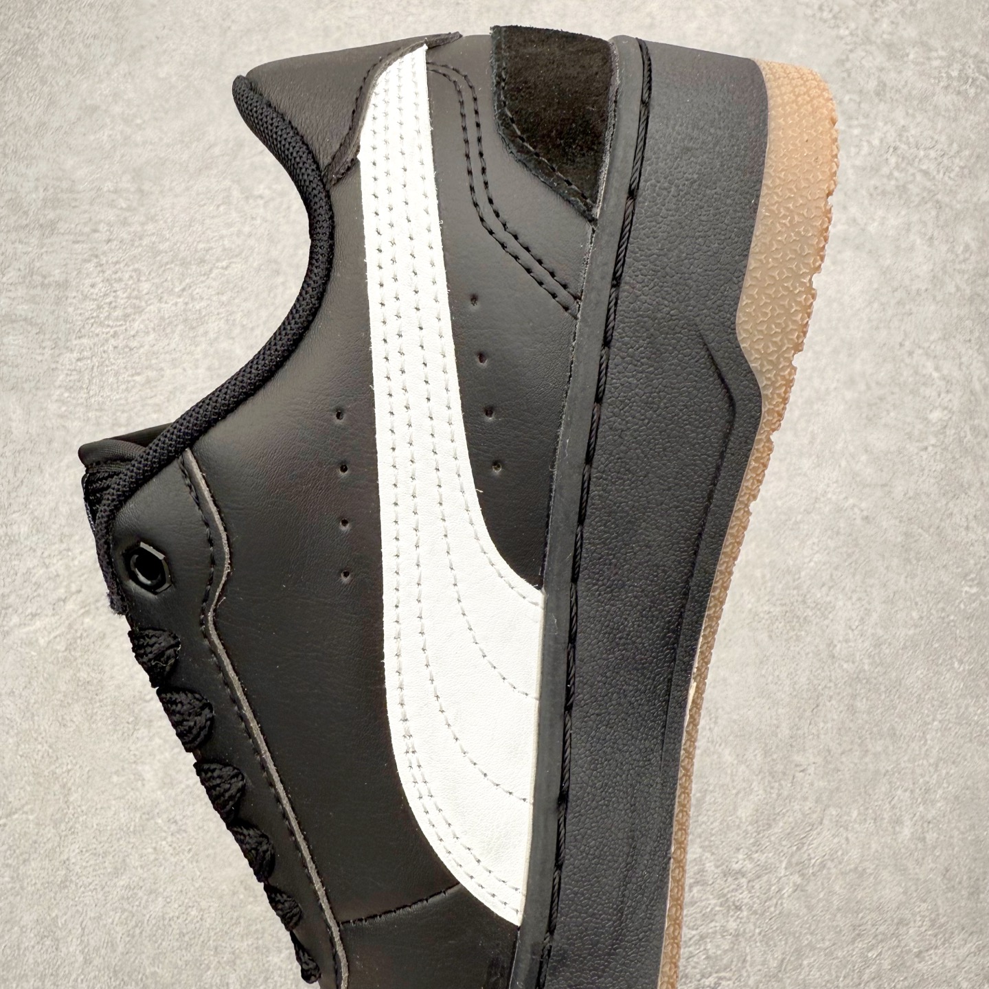 图片[7]-PUMA彪马 BMW M Motorsport RBD Break 彪马新款面包鞋男女同款复古休闲板鞋 赠送一双鞋带 鞋身通体采用细腻的麂皮材质 厚实柔软 质感出众 鞋侧保留PUMA标志性跑道图案 侧面与后跟点缀金属色PUMA LOGO 兼具辨识度与细节感 加厚鞋垫、饱满鞋舌 搭配加宽扁形鞋带 使得穿着感更加贴合与舒适 值得一提的是 本季SUEDE XL鞋款以黑色、红色及蓝色最为瞩目 经典黑的配色 在低调之余可轻松驾驭任何潮流风格造型 而高饱和度的配色 则是当之无愧的早春出街利器 尺码：36 37 37.5 38 38.5 39 40 40.5 41 42 42.5 43 44 45-选品中心