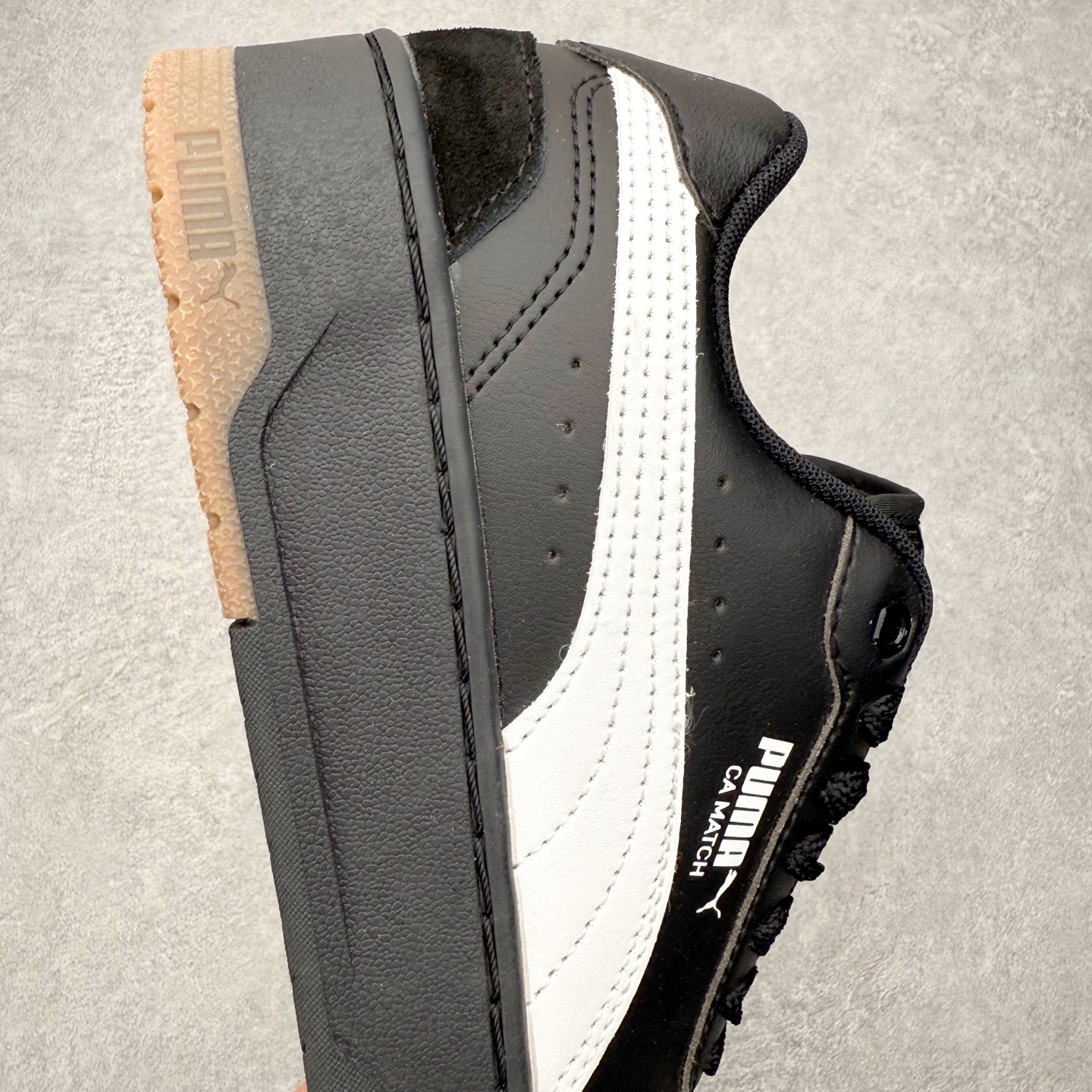 图片[6]-PUMA彪马 BMW M Motorsport RBD Break 彪马新款面包鞋男女同款复古休闲板鞋 赠送一双鞋带 鞋身通体采用细腻的麂皮材质 厚实柔软 质感出众 鞋侧保留PUMA标志性跑道图案 侧面与后跟点缀金属色PUMA LOGO 兼具辨识度与细节感 加厚鞋垫、饱满鞋舌 搭配加宽扁形鞋带 使得穿着感更加贴合与舒适 值得一提的是 本季SUEDE XL鞋款以黑色、红色及蓝色最为瞩目 经典黑的配色 在低调之余可轻松驾驭任何潮流风格造型 而高饱和度的配色 则是当之无愧的早春出街利器 尺码：36 37 37.5 38 38.5 39 40 40.5 41 42 42.5 43 44 45-选品中心