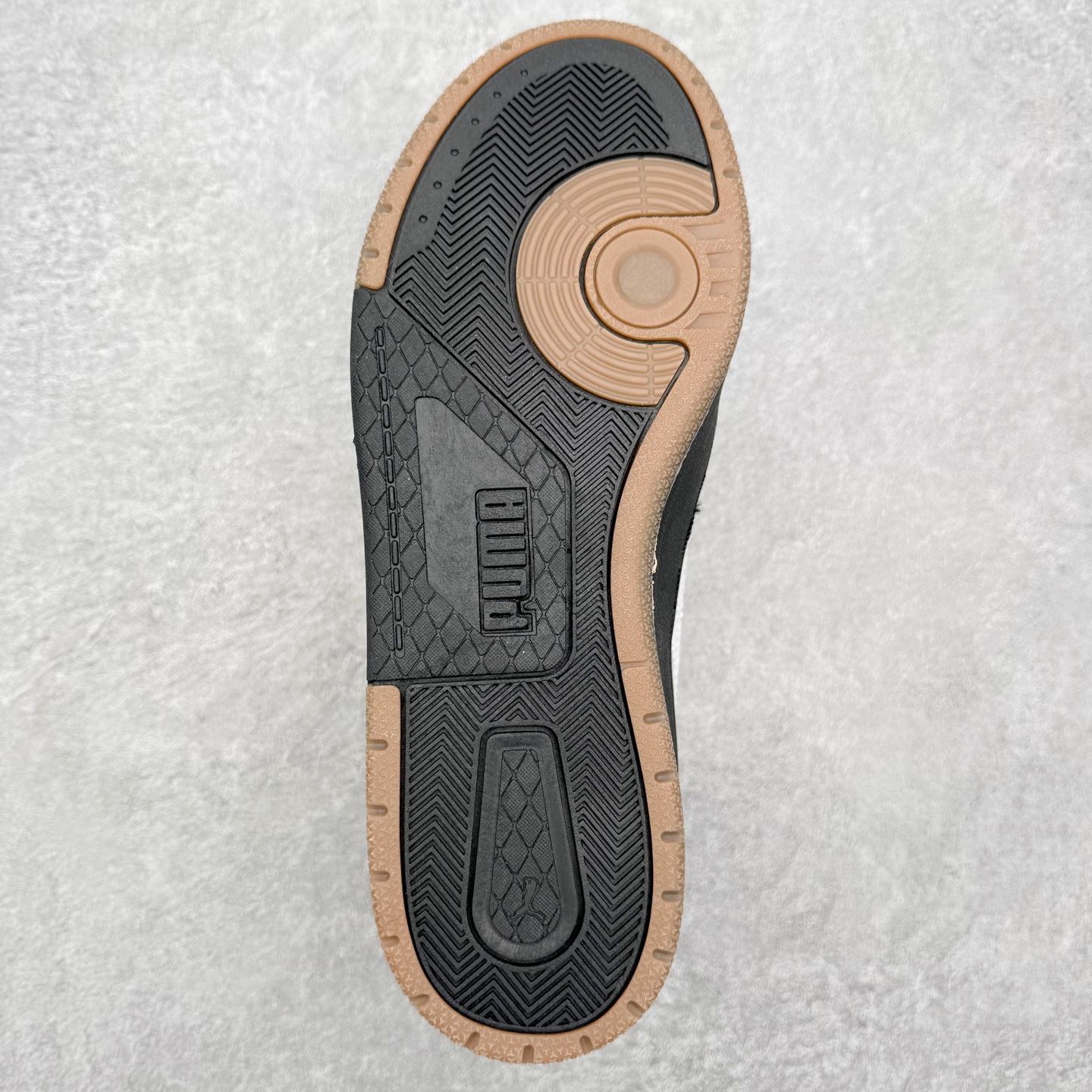 图片[9]-PUMA彪马 BMW M Motorsport RBD Break 彪马新款面包鞋男女同款复古休闲板鞋 赠送一双鞋带 鞋身通体采用细腻的麂皮材质 厚实柔软 质感出众 鞋侧保留PUMA标志性跑道图案 侧面与后跟点缀金属色PUMA LOGO 兼具辨识度与细节感 加厚鞋垫、饱满鞋舌 搭配加宽扁形鞋带 使得穿着感更加贴合与舒适 值得一提的是 本季SUEDE XL鞋款以黑色、红色及蓝色最为瞩目 经典黑的配色 在低调之余可轻松驾驭任何潮流风格造型 而高饱和度的配色 则是当之无愧的早春出街利器 尺码：36 37 37.5 38 38.5 39 40 40.5 41 42 42.5 43 44 45-选品中心