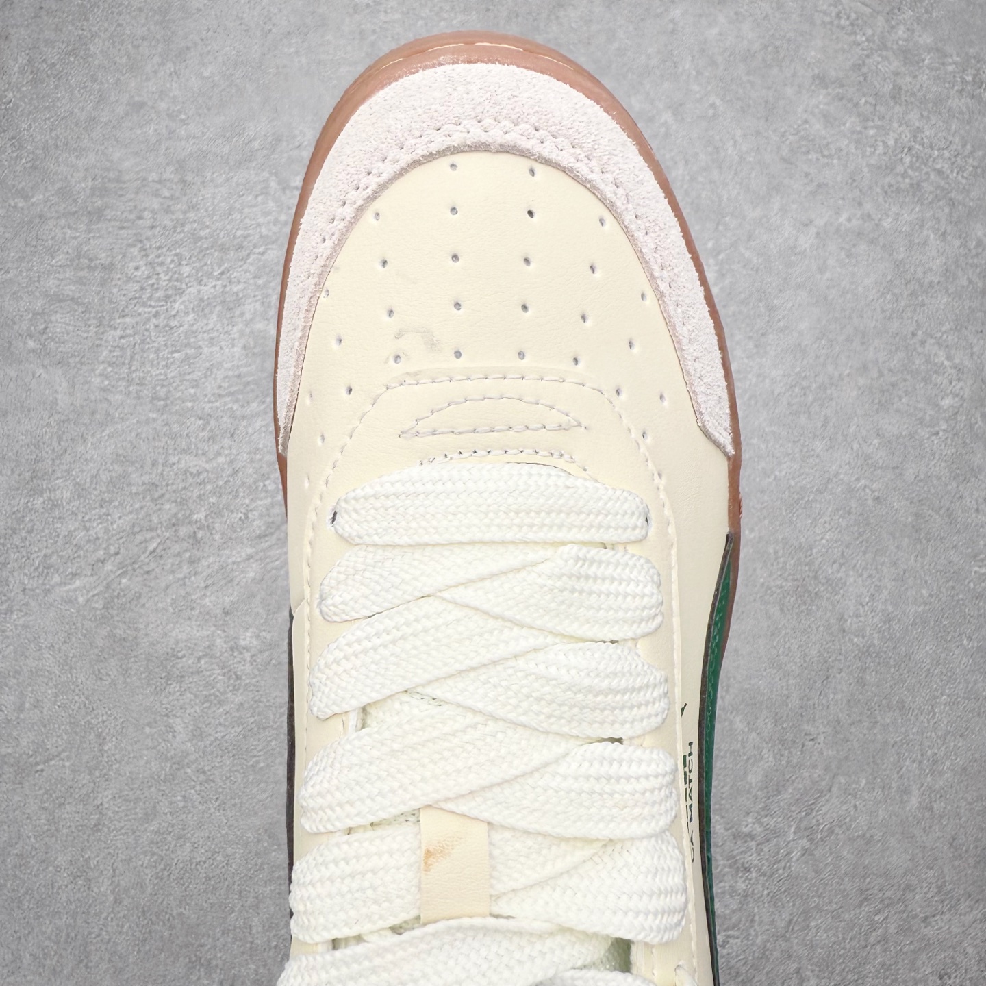 图片[4]-PUMA彪马 BMW M Motorsport RBD Break 彪马新款面包鞋男女同款复古休闲板鞋 赠送一双鞋带 鞋身通体采用细腻的麂皮材质 厚实柔软 质感出众 鞋侧保留PUMA标志性跑道图案 侧面与后跟点缀金属色PUMA LOGO 兼具辨识度与细节感 加厚鞋垫、饱满鞋舌 搭配加宽扁形鞋带 使得穿着感更加贴合与舒适 值得一提的是 本季SUEDE XL鞋款以黑色、红色及蓝色最为瞩目 经典黑的配色 在低调之余可轻松驾驭任何潮流风格造型 而高饱和度的配色 则是当之无愧的早春出街利器 尺码：36 37 37.5 38 38.5 39 40 40.5 41 42 42.5 43 44 45-选品中心