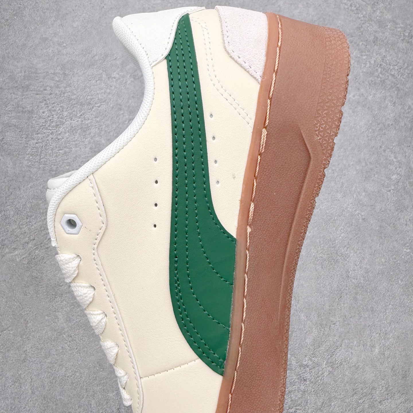 图片[7]-PUMA彪马 BMW M Motorsport RBD Break 彪马新款面包鞋男女同款复古休闲板鞋 赠送一双鞋带 鞋身通体采用细腻的麂皮材质 厚实柔软 质感出众 鞋侧保留PUMA标志性跑道图案 侧面与后跟点缀金属色PUMA LOGO 兼具辨识度与细节感 加厚鞋垫、饱满鞋舌 搭配加宽扁形鞋带 使得穿着感更加贴合与舒适 值得一提的是 本季SUEDE XL鞋款以黑色、红色及蓝色最为瞩目 经典黑的配色 在低调之余可轻松驾驭任何潮流风格造型 而高饱和度的配色 则是当之无愧的早春出街利器 尺码：36 37 37.5 38 38.5 39 40 40.5 41 42 42.5 43 44 45-选品中心