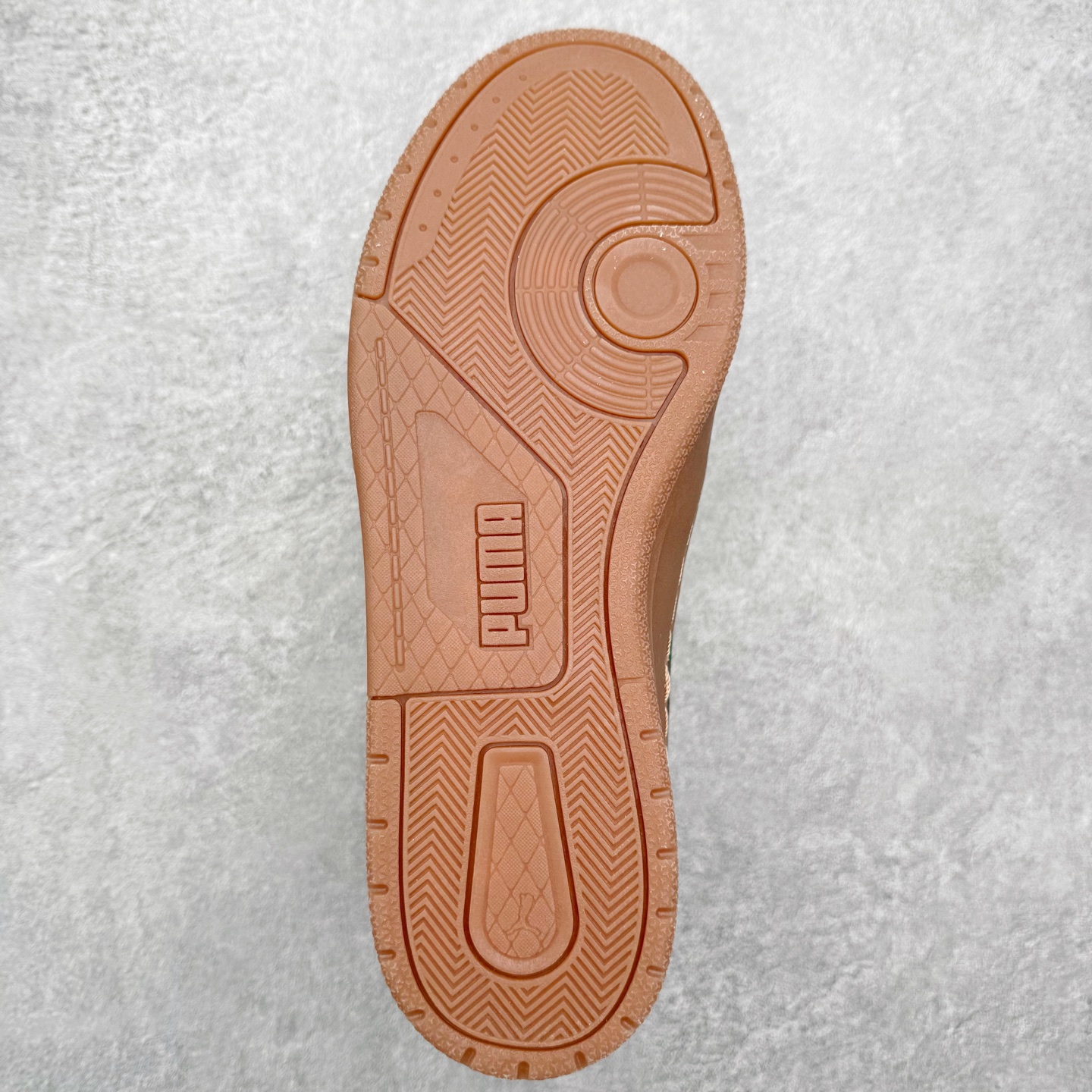 图片[9]-PUMA彪马 BMW M Motorsport RBD Break 彪马新款面包鞋男女同款复古休闲板鞋 赠送一双鞋带 鞋身通体采用细腻的麂皮材质 厚实柔软 质感出众 鞋侧保留PUMA标志性跑道图案 侧面与后跟点缀金属色PUMA LOGO 兼具辨识度与细节感 加厚鞋垫、饱满鞋舌 搭配加宽扁形鞋带 使得穿着感更加贴合与舒适 值得一提的是 本季SUEDE XL鞋款以黑色、红色及蓝色最为瞩目 经典黑的配色 在低调之余可轻松驾驭任何潮流风格造型 而高饱和度的配色 则是当之无愧的早春出街利器 尺码：36 37 37.5 38 38.5 39 40 40.5 41 42 42.5 43 44 45-选品中心