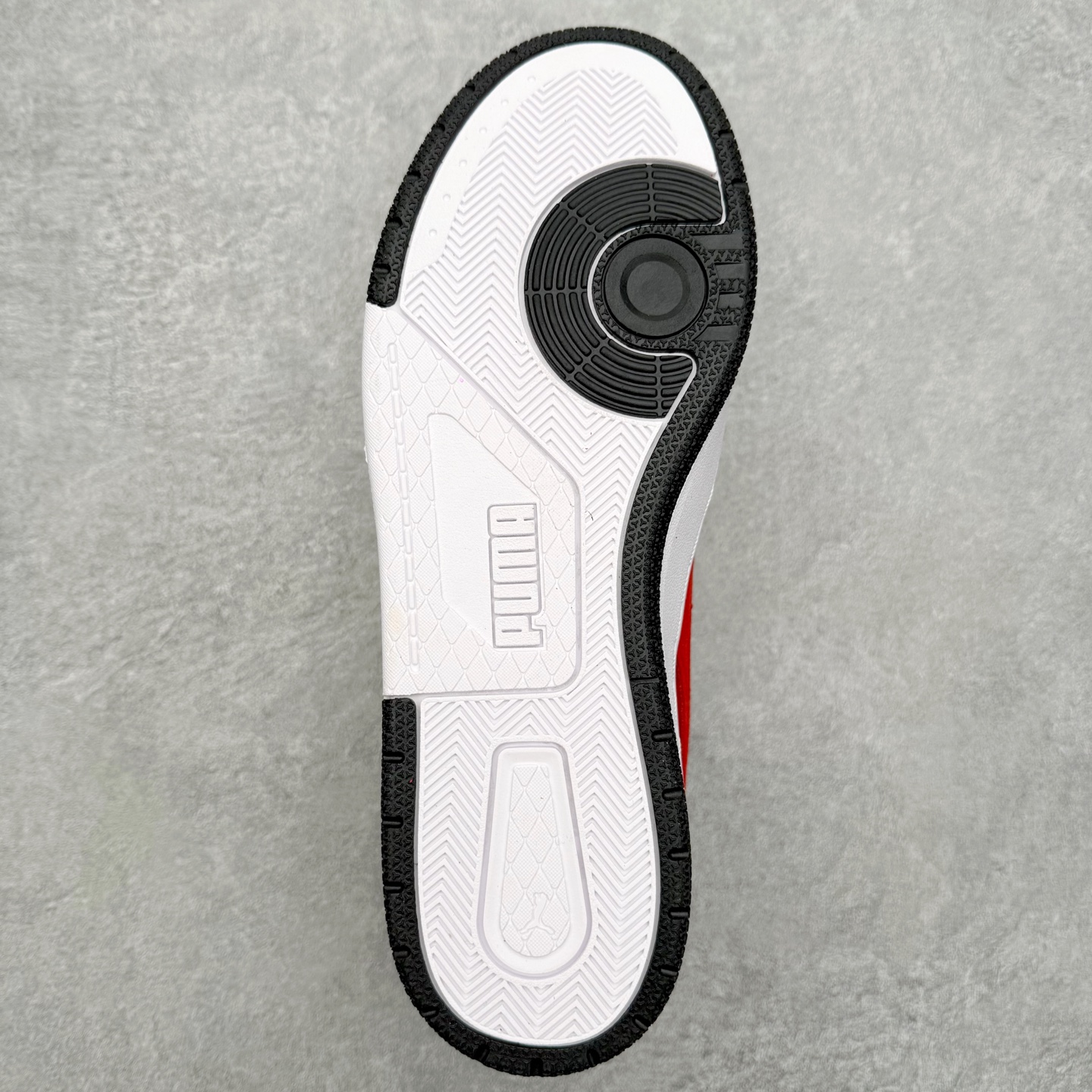 图片[9]-PUMA彪马 BMW M Motorsport RBD Break 彪马新款面包鞋男女同款复古休闲板鞋 赠送一双鞋带 鞋身通体采用细腻的麂皮材质 厚实柔软 质感出众 鞋侧保留PUMA标志性跑道图案 侧面与后跟点缀金属色PUMA LOGO 兼具辨识度与细节感 加厚鞋垫、饱满鞋舌 搭配加宽扁形鞋带 使得穿着感更加贴合与舒适 值得一提的是 本季SUEDE XL鞋款以黑色、红色及蓝色最为瞩目 经典黑的配色 在低调之余可轻松驾驭任何潮流风格造型 而高饱和度的配色 则是当之无愧的早春出街利器 尺码：36 37 37.5 38 38.5 39 40 40.5 41 42 42.5 43 44 45-选品中心