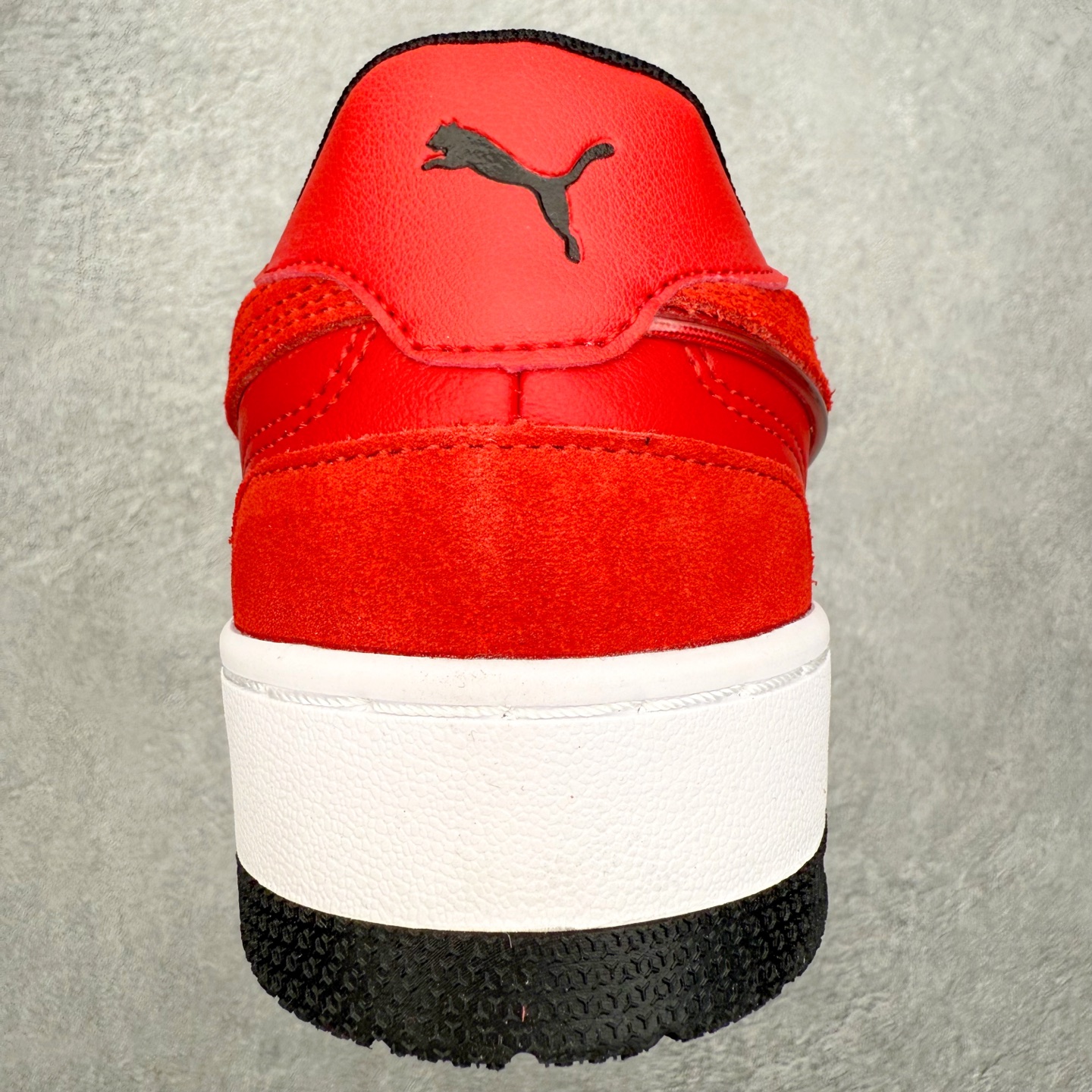 图片[8]-PUMA彪马 BMW M Motorsport RBD Break 彪马新款面包鞋男女同款复古休闲板鞋 赠送一双鞋带 鞋身通体采用细腻的麂皮材质 厚实柔软 质感出众 鞋侧保留PUMA标志性跑道图案 侧面与后跟点缀金属色PUMA LOGO 兼具辨识度与细节感 加厚鞋垫、饱满鞋舌 搭配加宽扁形鞋带 使得穿着感更加贴合与舒适 值得一提的是 本季SUEDE XL鞋款以黑色、红色及蓝色最为瞩目 经典黑的配色 在低调之余可轻松驾驭任何潮流风格造型 而高饱和度的配色 则是当之无愧的早春出街利器 尺码：36 37 37.5 38 38.5 39 40 40.5 41 42 42.5 43 44 45-选品中心