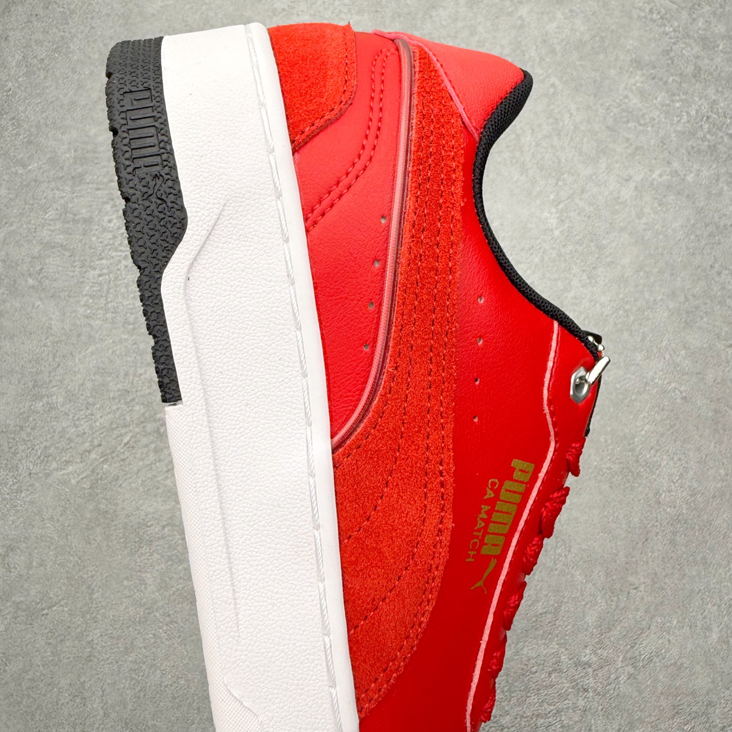 图片[6]-PUMA彪马 BMW M Motorsport RBD Break 彪马新款面包鞋男女同款复古休闲板鞋 赠送一双鞋带 鞋身通体采用细腻的麂皮材质 厚实柔软 质感出众 鞋侧保留PUMA标志性跑道图案 侧面与后跟点缀金属色PUMA LOGO 兼具辨识度与细节感 加厚鞋垫、饱满鞋舌 搭配加宽扁形鞋带 使得穿着感更加贴合与舒适 值得一提的是 本季SUEDE XL鞋款以黑色、红色及蓝色最为瞩目 经典黑的配色 在低调之余可轻松驾驭任何潮流风格造型 而高饱和度的配色 则是当之无愧的早春出街利器 尺码：36 37 37.5 38 38.5 39 40 40.5 41 42 42.5 43 44 45-选品中心