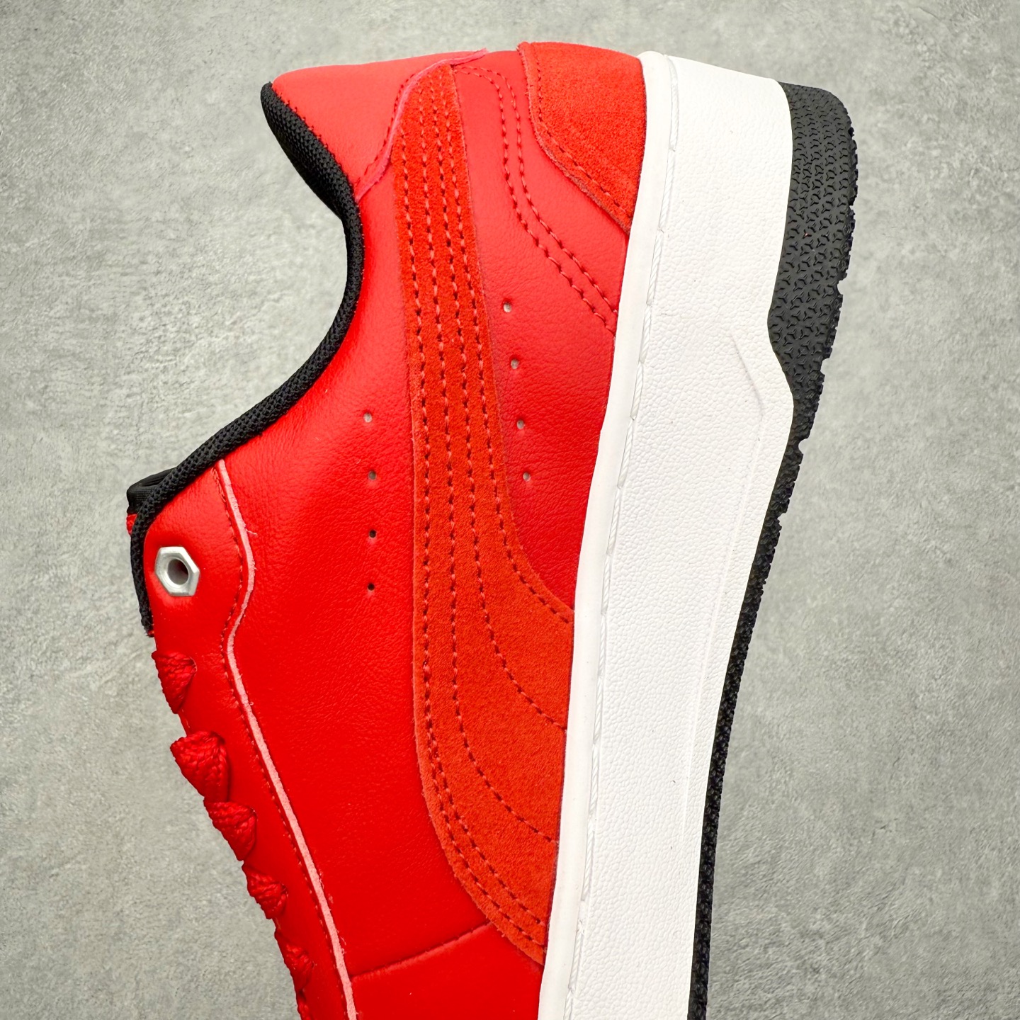 图片[7]-PUMA彪马 BMW M Motorsport RBD Break 彪马新款面包鞋男女同款复古休闲板鞋 赠送一双鞋带 鞋身通体采用细腻的麂皮材质 厚实柔软 质感出众 鞋侧保留PUMA标志性跑道图案 侧面与后跟点缀金属色PUMA LOGO 兼具辨识度与细节感 加厚鞋垫、饱满鞋舌 搭配加宽扁形鞋带 使得穿着感更加贴合与舒适 值得一提的是 本季SUEDE XL鞋款以黑色、红色及蓝色最为瞩目 经典黑的配色 在低调之余可轻松驾驭任何潮流风格造型 而高饱和度的配色 则是当之无愧的早春出街利器 尺码：36 37 37.5 38 38.5 39 40 40.5 41 42 42.5 43 44 45-选品中心