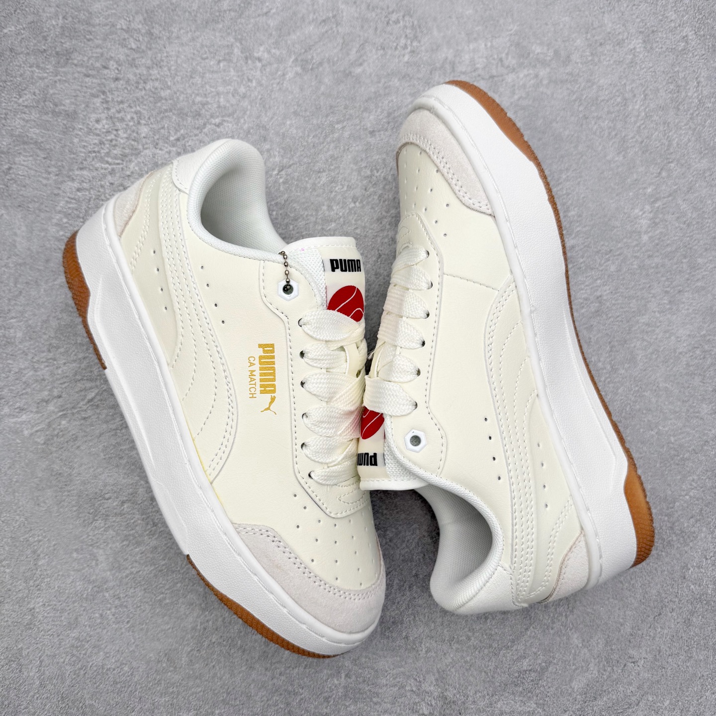 图片[3]-PUMA彪马 BMW M Motorsport RBD Break 彪马新款面包鞋男女同款复古休闲板鞋 赠送一双鞋带 鞋身通体采用细腻的麂皮材质 厚实柔软 质感出众 鞋侧保留PUMA标志性跑道图案 侧面与后跟点缀金属色PUMA LOGO 兼具辨识度与细节感 加厚鞋垫、饱满鞋舌 搭配加宽扁形鞋带 使得穿着感更加贴合与舒适 值得一提的是 本季SUEDE XL鞋款以黑色、红色及蓝色最为瞩目 经典黑的配色 在低调之余可轻松驾驭任何潮流风格造型 而高饱和度的配色 则是当之无愧的早春出街利器 尺码：36 37 37.5 38 38.5 39 40 40.5 41 42 42.5 43 44 45-选品中心