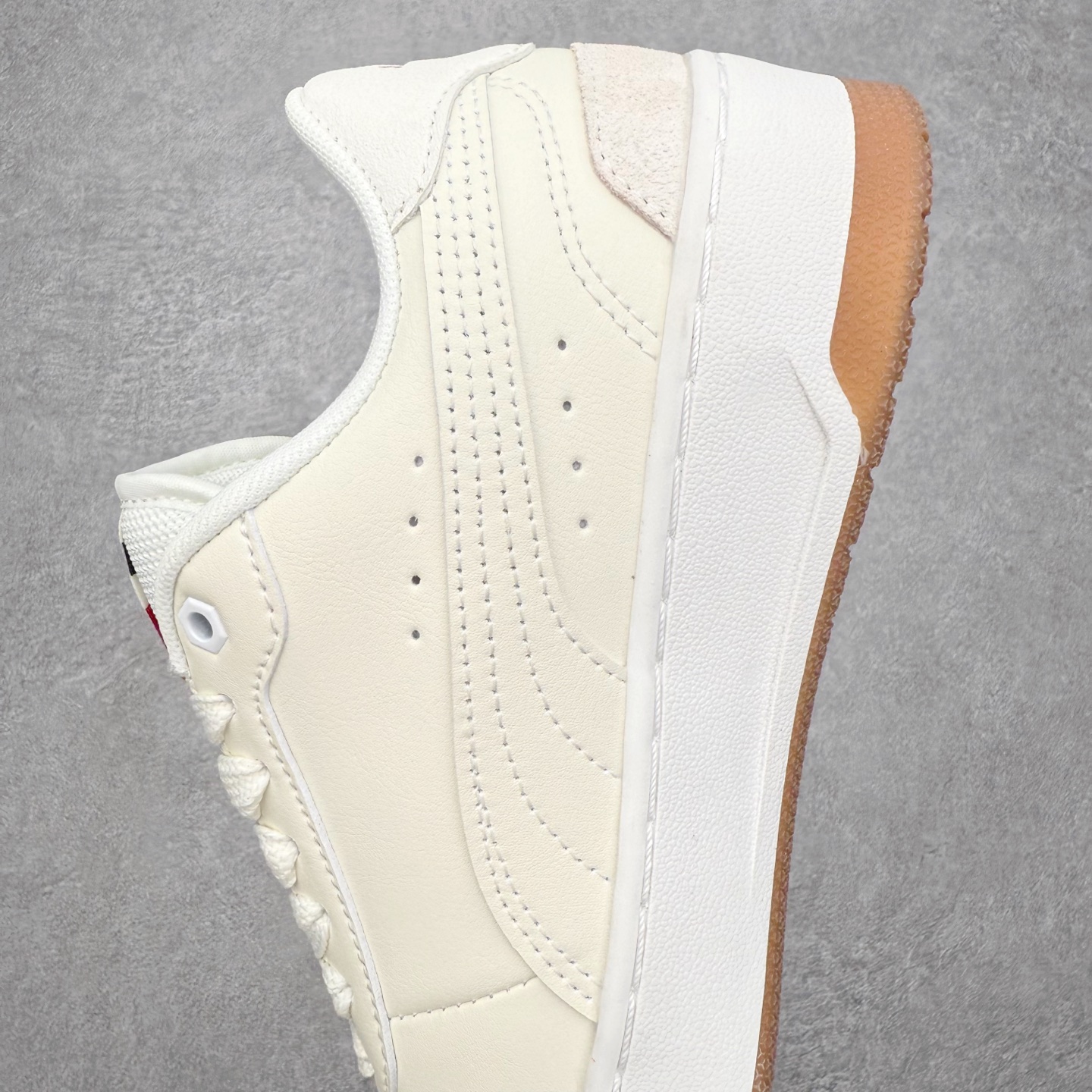 图片[7]-PUMA彪马 BMW M Motorsport RBD Break 彪马新款面包鞋男女同款复古休闲板鞋 赠送一双鞋带 鞋身通体采用细腻的麂皮材质 厚实柔软 质感出众 鞋侧保留PUMA标志性跑道图案 侧面与后跟点缀金属色PUMA LOGO 兼具辨识度与细节感 加厚鞋垫、饱满鞋舌 搭配加宽扁形鞋带 使得穿着感更加贴合与舒适 值得一提的是 本季SUEDE XL鞋款以黑色、红色及蓝色最为瞩目 经典黑的配色 在低调之余可轻松驾驭任何潮流风格造型 而高饱和度的配色 则是当之无愧的早春出街利器 尺码：36 37 37.5 38 38.5 39 40 40.5 41 42 42.5 43 44 45-选品中心