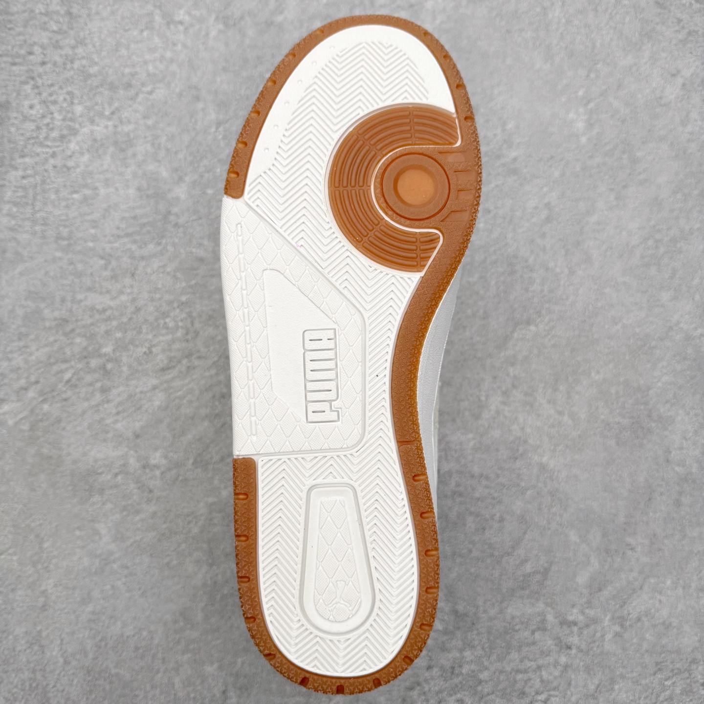 图片[9]-PUMA彪马 BMW M Motorsport RBD Break 彪马新款面包鞋男女同款复古休闲板鞋 赠送一双鞋带 鞋身通体采用细腻的麂皮材质 厚实柔软 质感出众 鞋侧保留PUMA标志性跑道图案 侧面与后跟点缀金属色PUMA LOGO 兼具辨识度与细节感 加厚鞋垫、饱满鞋舌 搭配加宽扁形鞋带 使得穿着感更加贴合与舒适 值得一提的是 本季SUEDE XL鞋款以黑色、红色及蓝色最为瞩目 经典黑的配色 在低调之余可轻松驾驭任何潮流风格造型 而高饱和度的配色 则是当之无愧的早春出街利器 尺码：36 37 37.5 38 38.5 39 40 40.5 41 42 42.5 43 44 45-选品中心