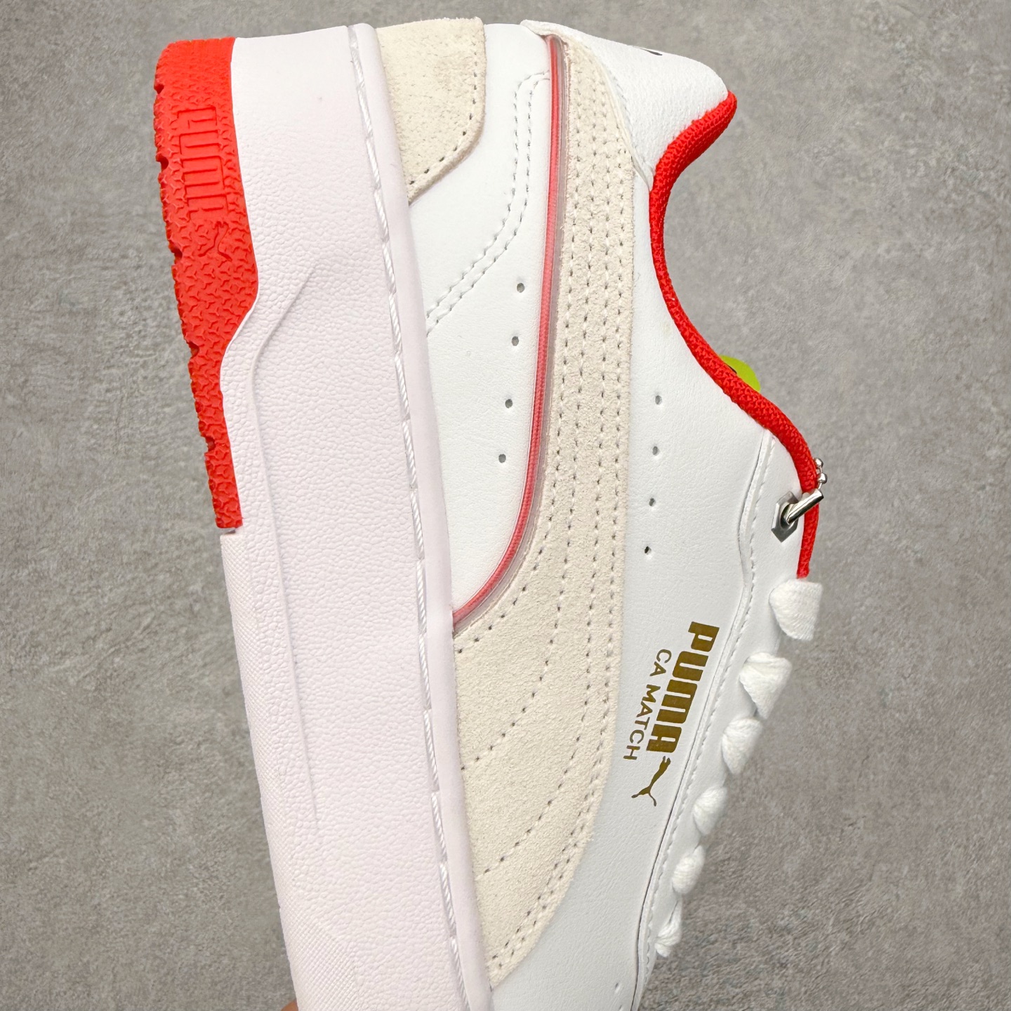 图片[6]-PUMA彪马 BMW M Motorsport RBD Break 彪马新款面包鞋男女同款复古休闲板鞋 赠送一双鞋带 鞋身通体采用细腻的麂皮材质 厚实柔软 质感出众 鞋侧保留PUMA标志性跑道图案 侧面与后跟点缀金属色PUMA LOGO 兼具辨识度与细节感 加厚鞋垫、饱满鞋舌 搭配加宽扁形鞋带 使得穿着感更加贴合与舒适 值得一提的是 本季SUEDE XL鞋款以黑色、红色及蓝色最为瞩目 经典黑的配色 在低调之余可轻松驾驭任何潮流风格造型 而高饱和度的配色 则是当之无愧的早春出街利器 尺码：36 37 37.5 38 38.5 39 40 40.5 41 42 42.5 43 44 45-选品中心