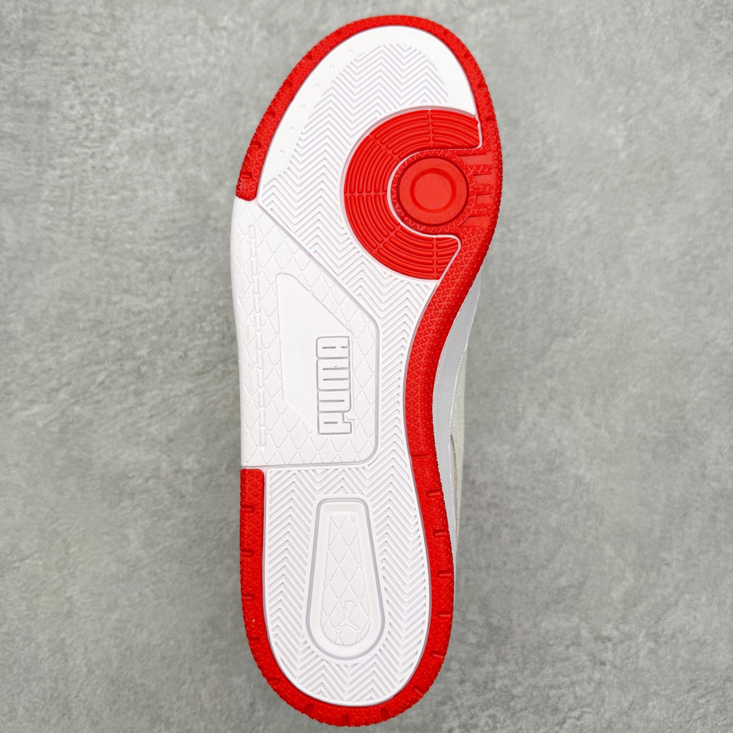 图片[9]-PUMA彪马 BMW M Motorsport RBD Break 彪马新款面包鞋男女同款复古休闲板鞋 赠送一双鞋带 鞋身通体采用细腻的麂皮材质 厚实柔软 质感出众 鞋侧保留PUMA标志性跑道图案 侧面与后跟点缀金属色PUMA LOGO 兼具辨识度与细节感 加厚鞋垫、饱满鞋舌 搭配加宽扁形鞋带 使得穿着感更加贴合与舒适 值得一提的是 本季SUEDE XL鞋款以黑色、红色及蓝色最为瞩目 经典黑的配色 在低调之余可轻松驾驭任何潮流风格造型 而高饱和度的配色 则是当之无愧的早春出街利器 尺码：36 37 37.5 38 38.5 39 40 40.5 41 42 42.5 43 44 45-选品中心