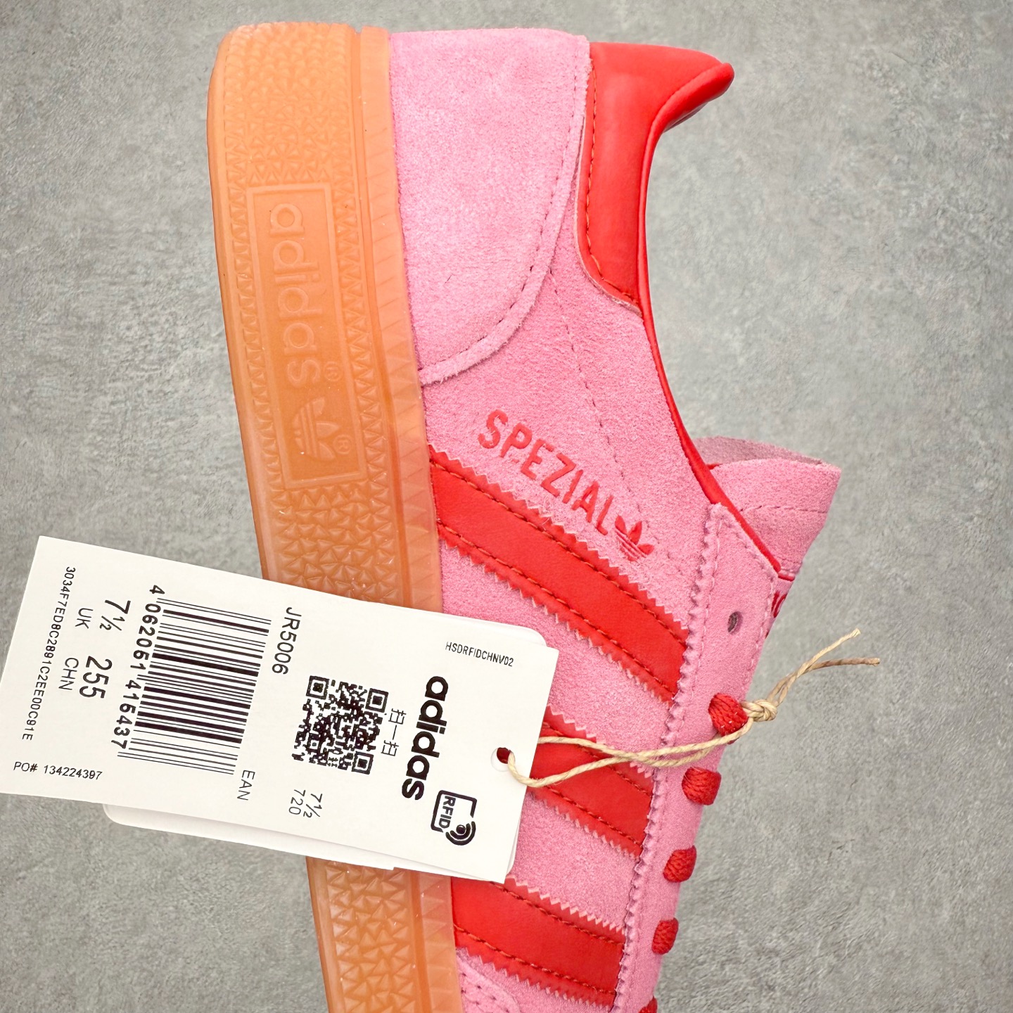 图片[6]-AD Originals Handball SPZL 手球运动员系列百搭休闲运动板鞋 JR5006 这款来自阿迪达斯的这款HANDBALL SPZL前身是一双手球运动鞋，这一次拿来复刻，所以鞋面的主要色彩选用了黑色， 鞋面外侧除了Spezial字母之外还有三叶草标志。Handball SPZL作为复古手球训练鞋与作为室内足球鞋的Samba有着异曲同工之处，但是质感更为出众的鞋身以及丰富的配色选择比起Samba来讲可以说是更胜一筹了！尺码：36 36⅔ 37⅓ 38 38⅔ 39⅓ 40 40⅔ 41⅓ 42 42⅔ 43⅓ 44 45-选品中心