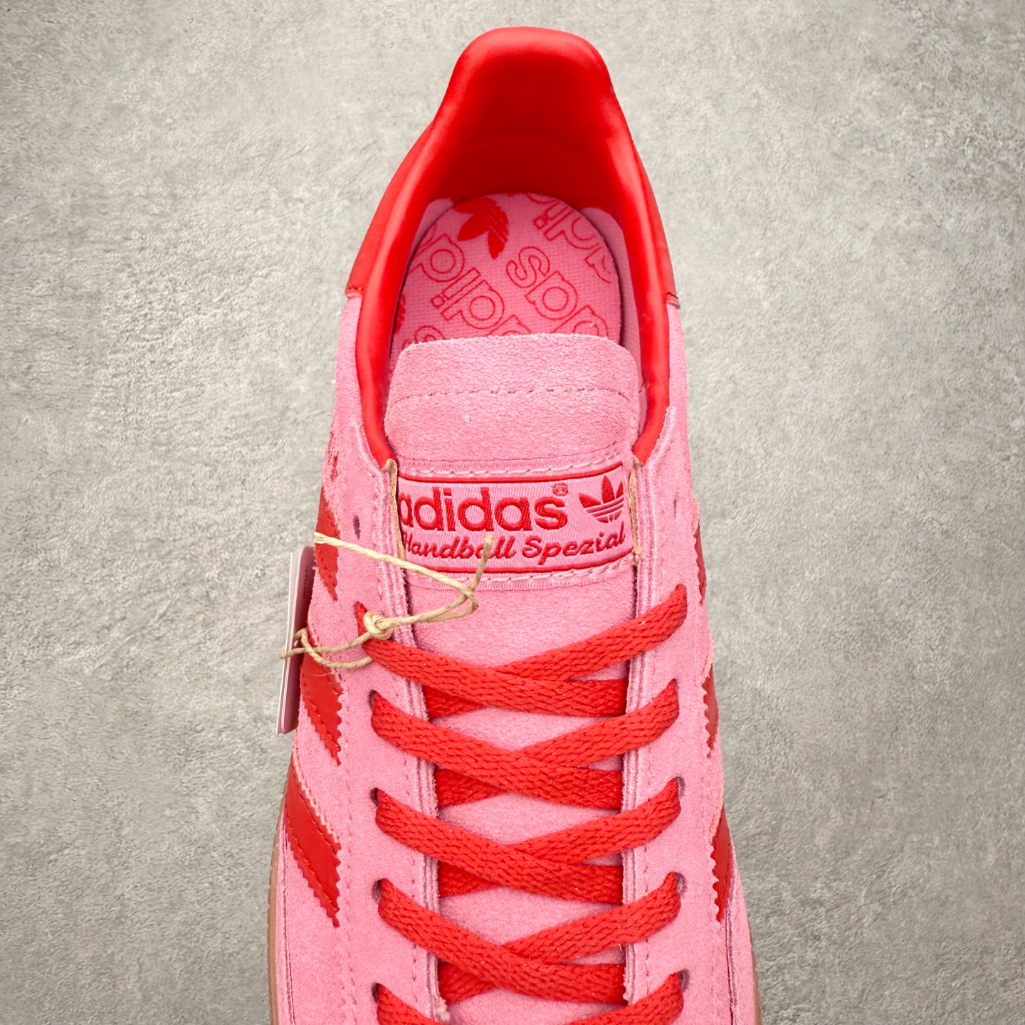 图片[5]-AD Originals Handball SPZL 手球运动员系列百搭休闲运动板鞋 JR5006 这款来自阿迪达斯的这款HANDBALL SPZL前身是一双手球运动鞋，这一次拿来复刻，所以鞋面的主要色彩选用了黑色， 鞋面外侧除了Spezial字母之外还有三叶草标志。Handball SPZL作为复古手球训练鞋与作为室内足球鞋的Samba有着异曲同工之处，但是质感更为出众的鞋身以及丰富的配色选择比起Samba来讲可以说是更胜一筹了！尺码：36 36⅔ 37⅓ 38 38⅔ 39⅓ 40 40⅔ 41⅓ 42 42⅔ 43⅓ 44 45-选品中心