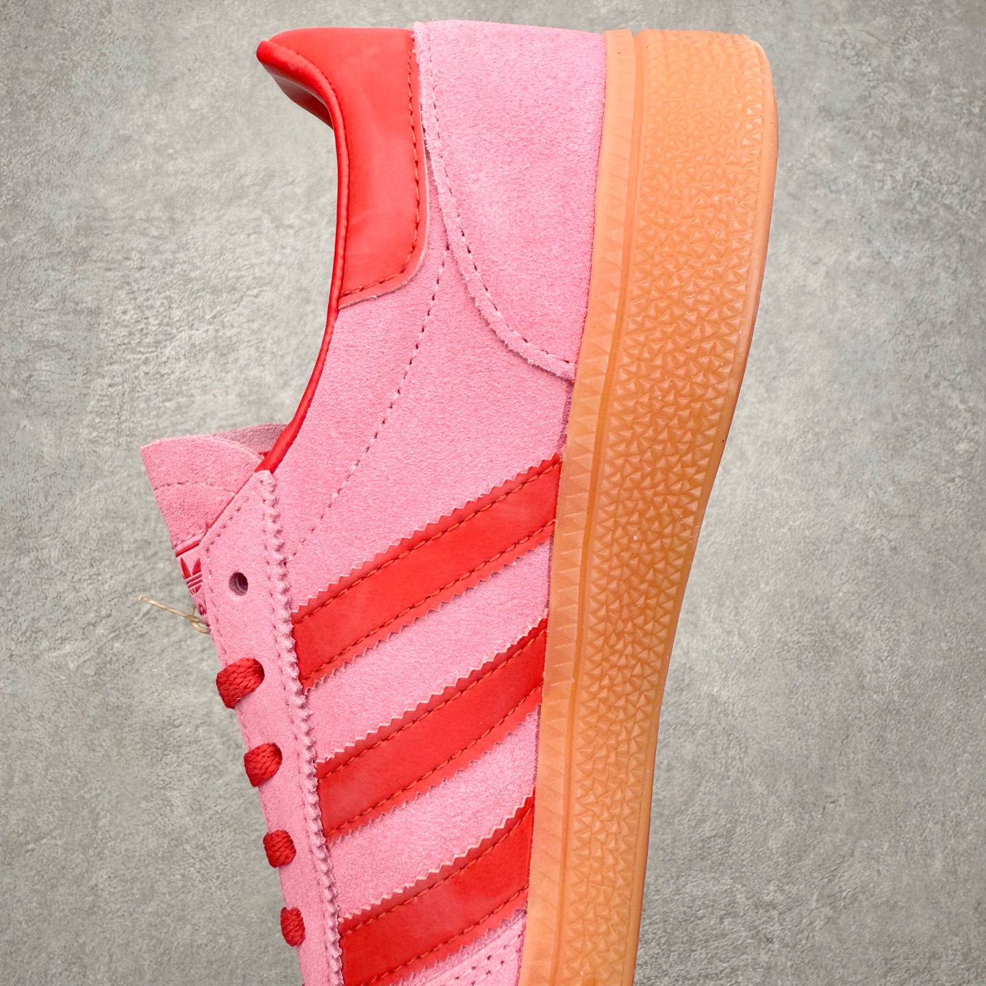 图片[7]-AD Originals Handball SPZL 手球运动员系列百搭休闲运动板鞋 JR5006 这款来自阿迪达斯的这款HANDBALL SPZL前身是一双手球运动鞋，这一次拿来复刻，所以鞋面的主要色彩选用了黑色， 鞋面外侧除了Spezial字母之外还有三叶草标志。Handball SPZL作为复古手球训练鞋与作为室内足球鞋的Samba有着异曲同工之处，但是质感更为出众的鞋身以及丰富的配色选择比起Samba来讲可以说是更胜一筹了！尺码：36 36⅔ 37⅓ 38 38⅔ 39⅓ 40 40⅔ 41⅓ 42 42⅔ 43⅓ 44 45-选品中心