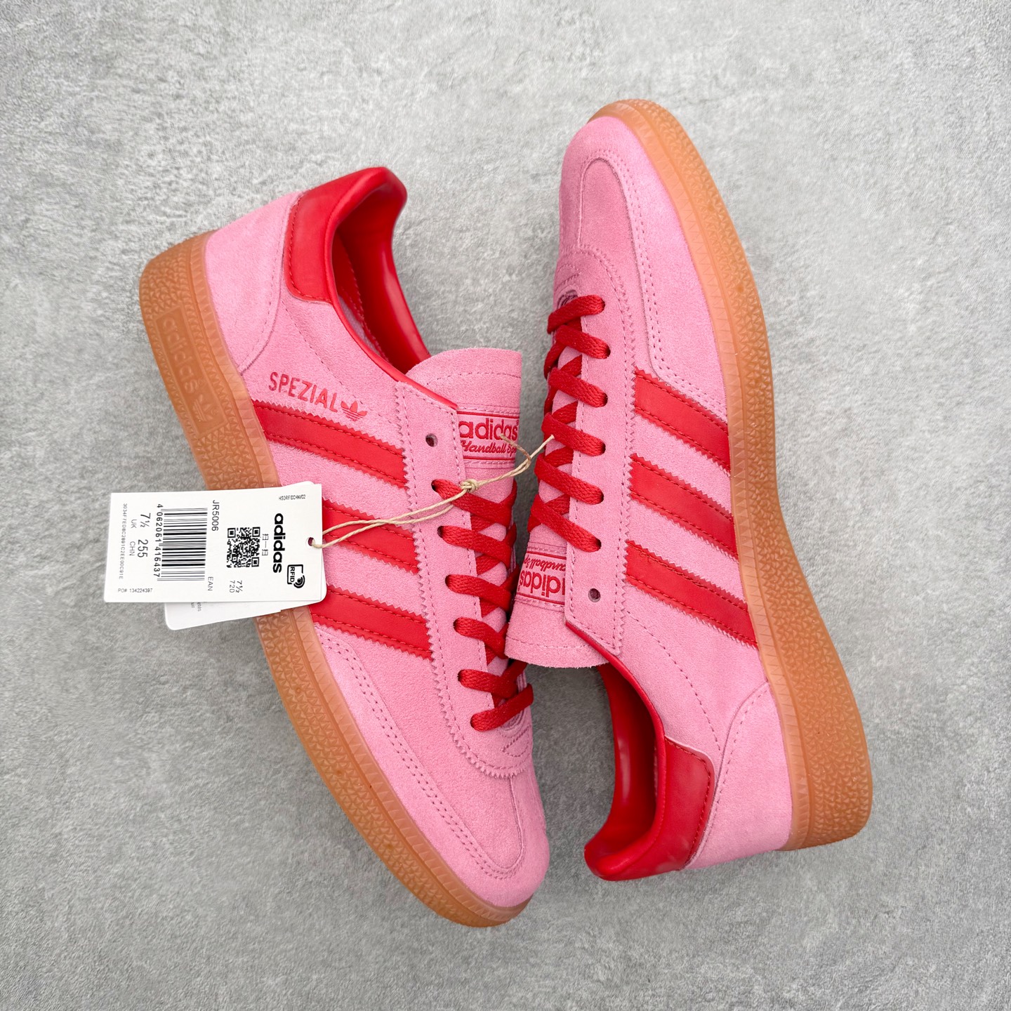 图片[3]-AD Originals Handball SPZL 手球运动员系列百搭休闲运动板鞋 JR5006 这款来自阿迪达斯的这款HANDBALL SPZL前身是一双手球运动鞋，这一次拿来复刻，所以鞋面的主要色彩选用了黑色， 鞋面外侧除了Spezial字母之外还有三叶草标志。Handball SPZL作为复古手球训练鞋与作为室内足球鞋的Samba有着异曲同工之处，但是质感更为出众的鞋身以及丰富的配色选择比起Samba来讲可以说是更胜一筹了！尺码：36 36⅔ 37⅓ 38 38⅔ 39⅓ 40 40⅔ 41⅓ 42 42⅔ 43⅓ 44 45-选品中心