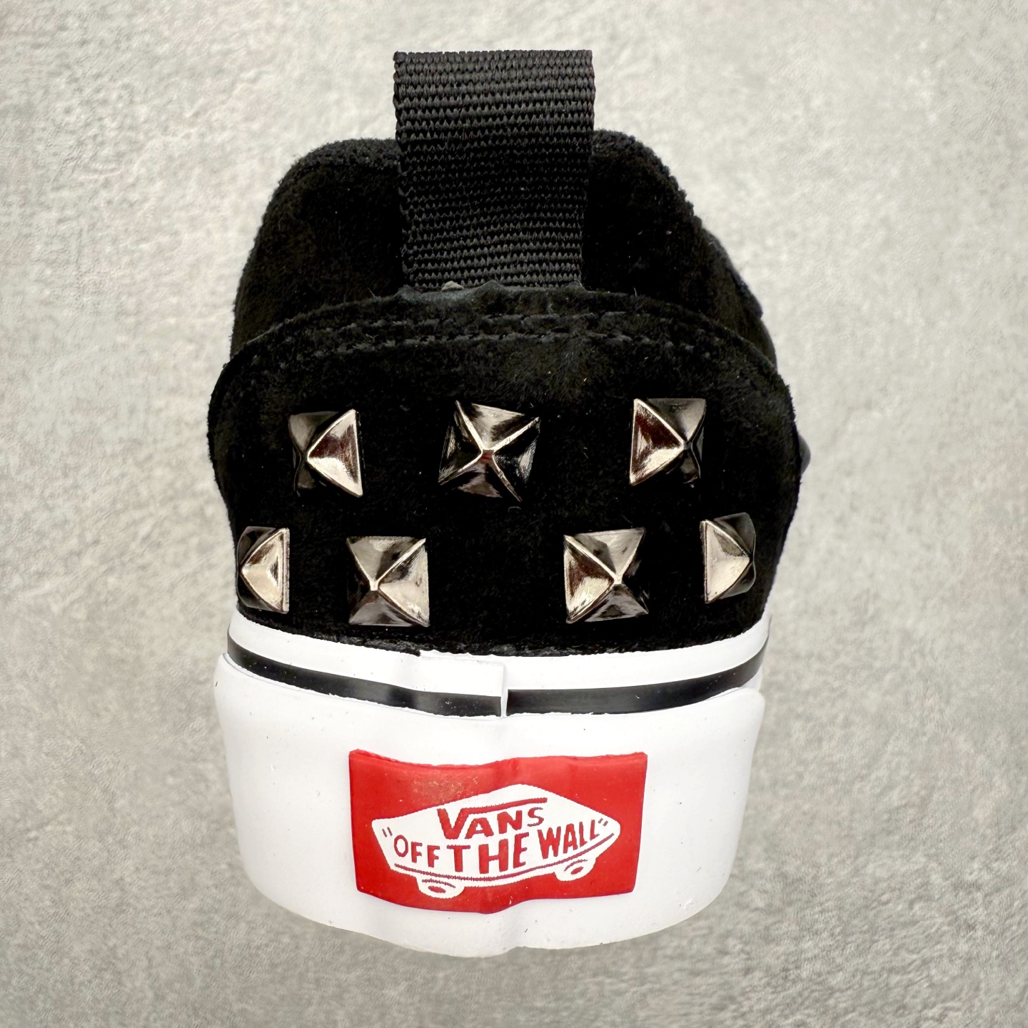 图片[8]-Vans Knu Skool 铆钉黑白 官方新款 复古休闲胖胖面包鞋 此次以铆钉元素为设计亮点，面包鞋标志性的立体大Logo搭配麂皮材质，质感拉满，后跟融合铆钉元素，街头复古风十足。 尺码：35 36 36.5 37 38 38.5 39 40 40.5 41 42 42.5 43 44 45-选品中心