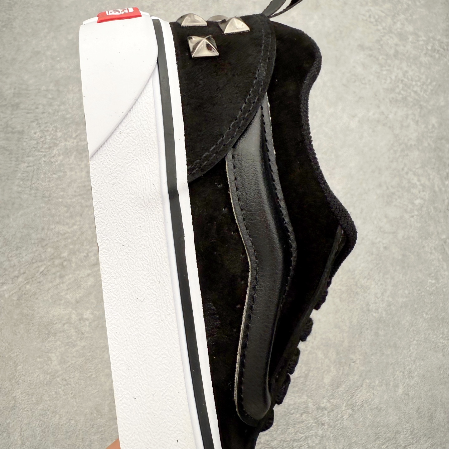 图片[6]-Vans Knu Skool 铆钉黑白 官方新款 复古休闲胖胖面包鞋 此次以铆钉元素为设计亮点，面包鞋标志性的立体大Logo搭配麂皮材质，质感拉满，后跟融合铆钉元素，街头复古风十足。 尺码：35 36 36.5 37 38 38.5 39 40 40.5 41 42 42.5 43 44 45-选品中心