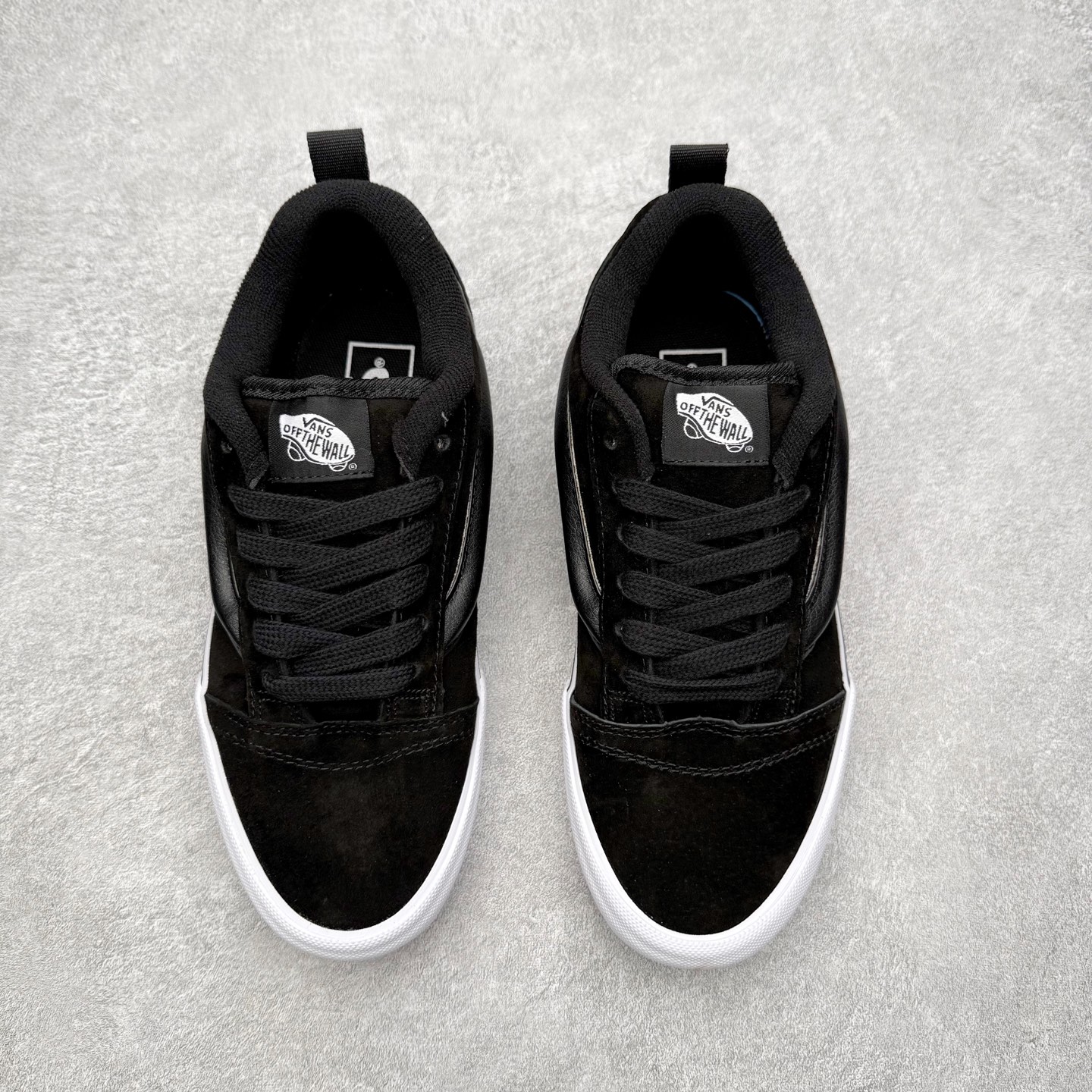 图片[2]-Vans Knu Skool 铆钉黑白 官方新款 复古休闲胖胖面包鞋 此次以铆钉元素为设计亮点，面包鞋标志性的立体大Logo搭配麂皮材质，质感拉满，后跟融合铆钉元素，街头复古风十足。 尺码：35 36 36.5 37 38 38.5 39 40 40.5 41 42 42.5 43 44 45-选品中心