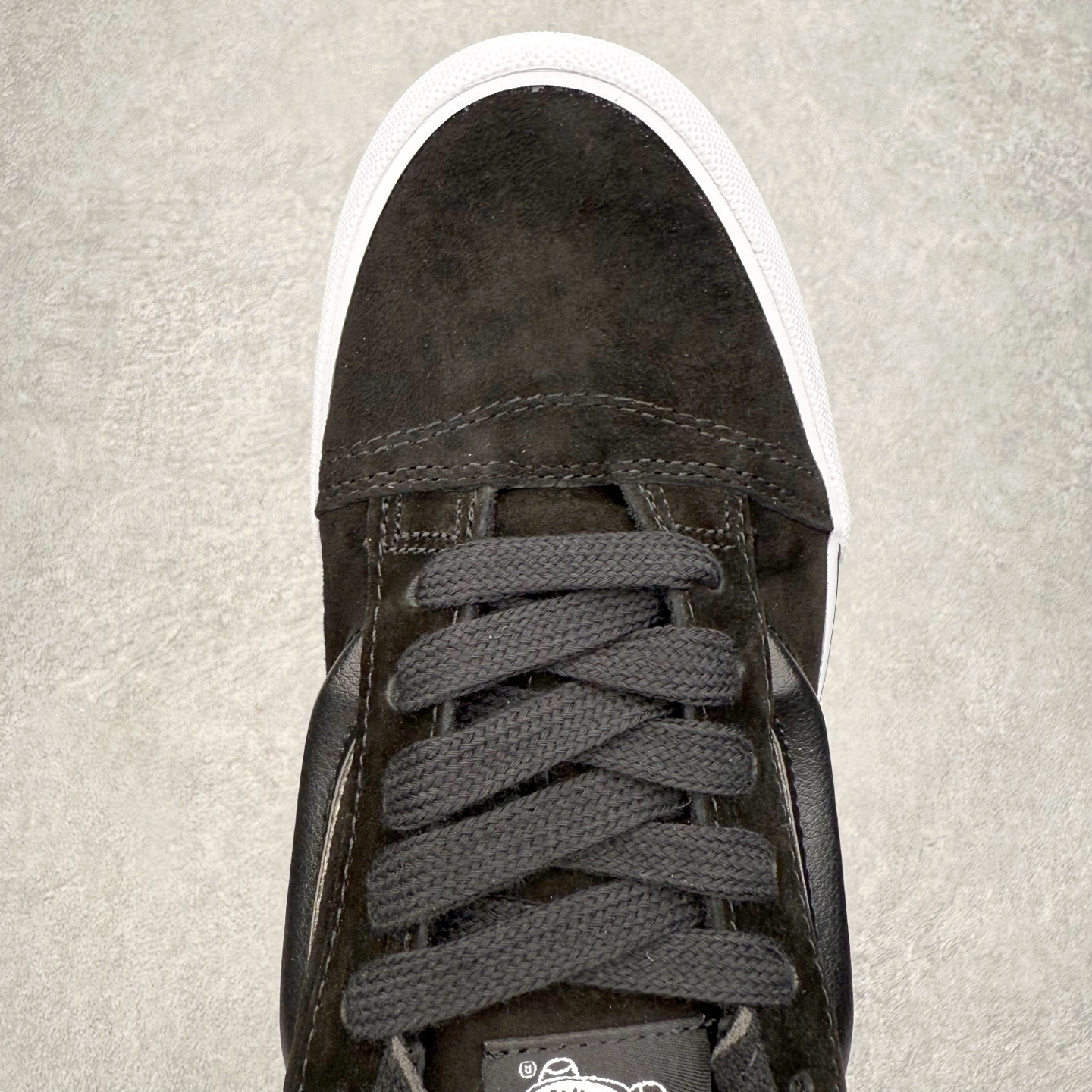 图片[4]-Vans Knu Skool 铆钉黑白 官方新款 复古休闲胖胖面包鞋 此次以铆钉元素为设计亮点，面包鞋标志性的立体大Logo搭配麂皮材质，质感拉满，后跟融合铆钉元素，街头复古风十足。 尺码：35 36 36.5 37 38 38.5 39 40 40.5 41 42 42.5 43 44 45-选品中心