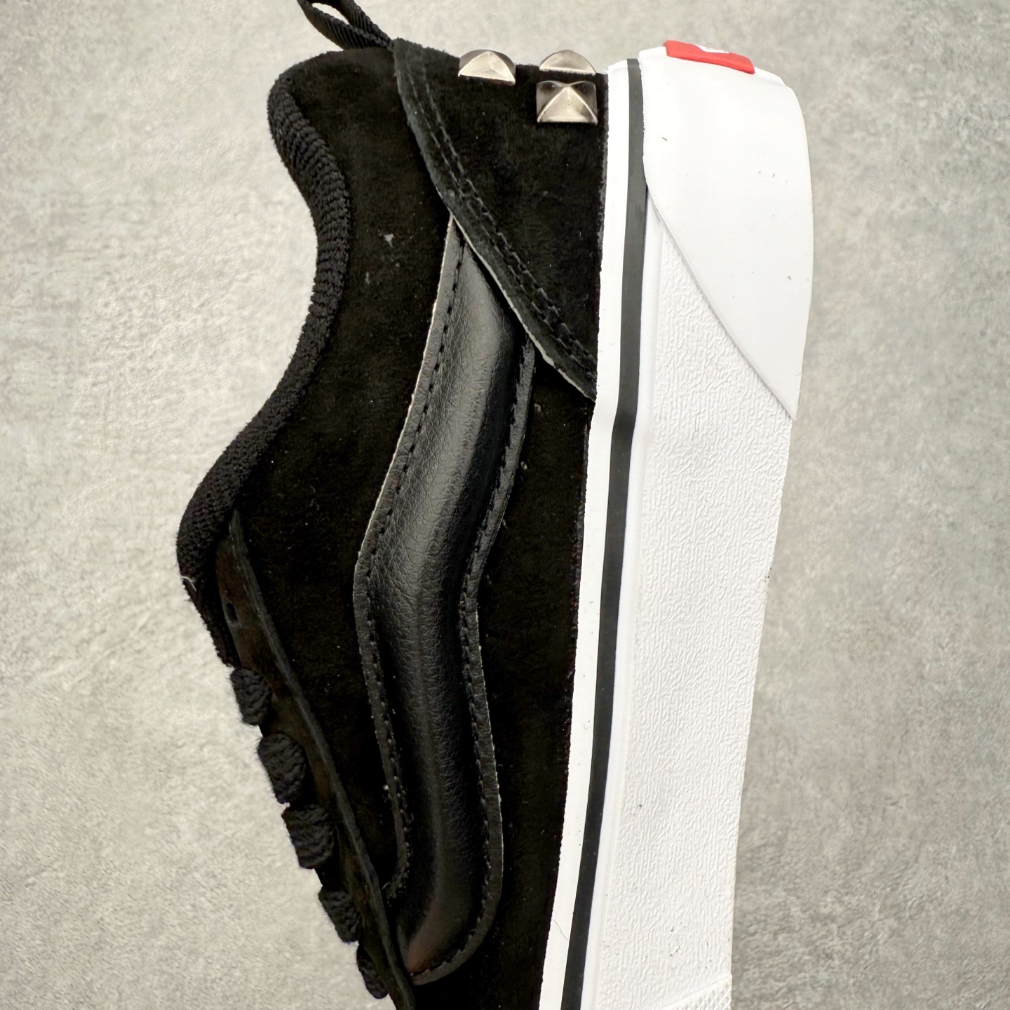 图片[7]-Vans Knu Skool 铆钉黑白 官方新款 复古休闲胖胖面包鞋 此次以铆钉元素为设计亮点，面包鞋标志性的立体大Logo搭配麂皮材质，质感拉满，后跟融合铆钉元素，街头复古风十足。 尺码：35 36 36.5 37 38 38.5 39 40 40.5 41 42 42.5 43 44 45-选品中心