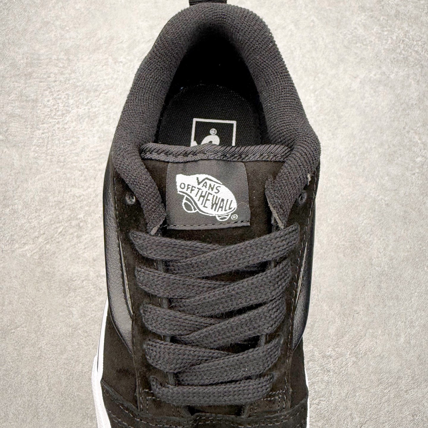 图片[5]-Vans Knu Skool 铆钉黑白 官方新款 复古休闲胖胖面包鞋 此次以铆钉元素为设计亮点，面包鞋标志性的立体大Logo搭配麂皮材质，质感拉满，后跟融合铆钉元素，街头复古风十足。 尺码：35 36 36.5 37 38 38.5 39 40 40.5 41 42 42.5 43 44 45-选品中心