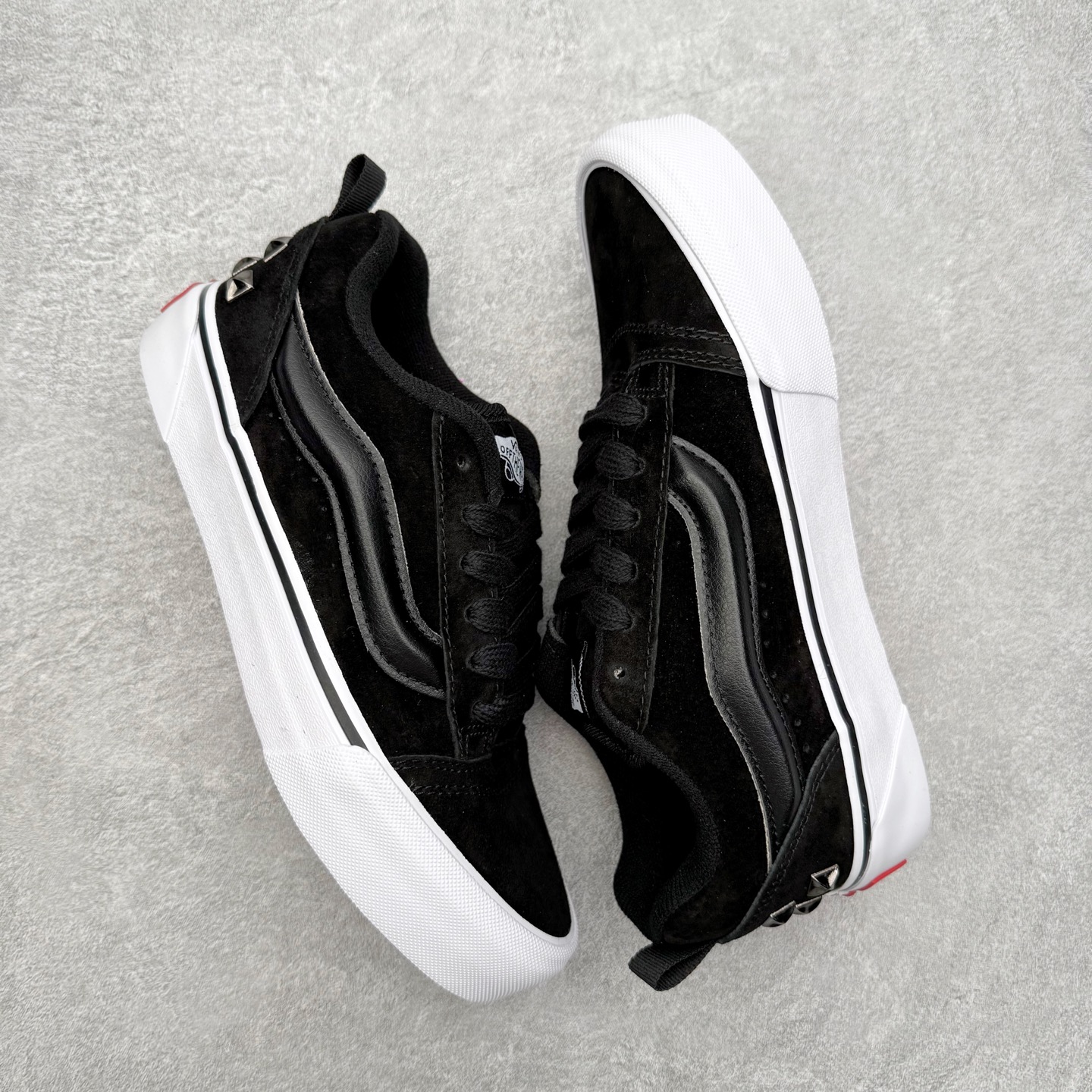 图片[3]-Vans Knu Skool 铆钉黑白 官方新款 复古休闲胖胖面包鞋 此次以铆钉元素为设计亮点，面包鞋标志性的立体大Logo搭配麂皮材质，质感拉满，后跟融合铆钉元素，街头复古风十足。 尺码：35 36 36.5 37 38 38.5 39 40 40.5 41 42 42.5 43 44 45-选品中心