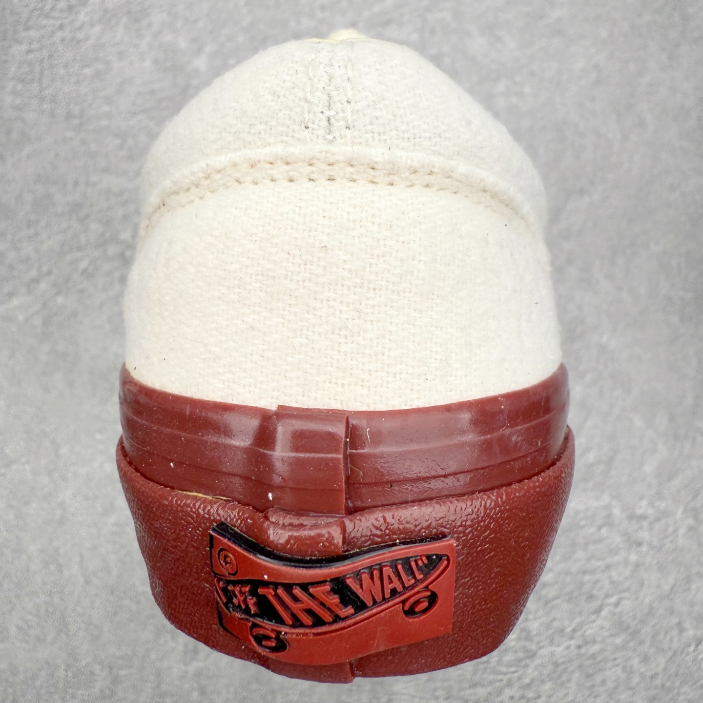 图片[9]-Vans x Bolin LX OLD SKOOL 36 2026新款 马年生肖限定‼️ 鞋身以米白色为基底，侧边V形条纹和鞋底采用酒红色调，鞋面嵌入艺术家手绘的马形暗纹，材质选用细腻纹理的面料提升质感。鞋底印有马上就好字样，马年氛围拉满！鞋垫搭载的生物基Sola Foam ADC鞋垫比普通Vans鞋垫更软弹！ 货号：VN000EJUHRW 尺码：35 36 36.5 37 38 38.5 39 40 40.5 41 42 42.5 43 44-选品中心