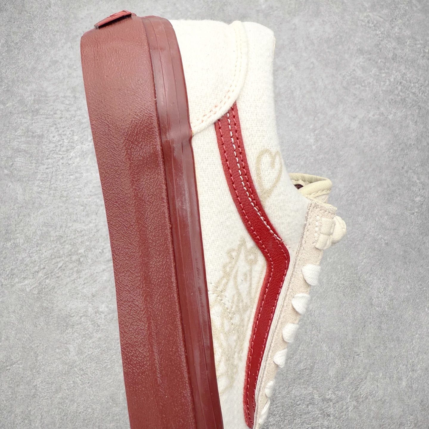 图片[7]-Vans x Bolin LX OLD SKOOL 36 2026新款 马年生肖限定‼️ 鞋身以米白色为基底，侧边V形条纹和鞋底采用酒红色调，鞋面嵌入艺术家手绘的马形暗纹，材质选用细腻纹理的面料提升质感。鞋底印有马上就好字样，马年氛围拉满！鞋垫搭载的生物基Sola Foam ADC鞋垫比普通Vans鞋垫更软弹！ 货号：VN000EJUHRW 尺码：35 36 36.5 37 38 38.5 39 40 40.5 41 42 42.5 43 44-选品中心