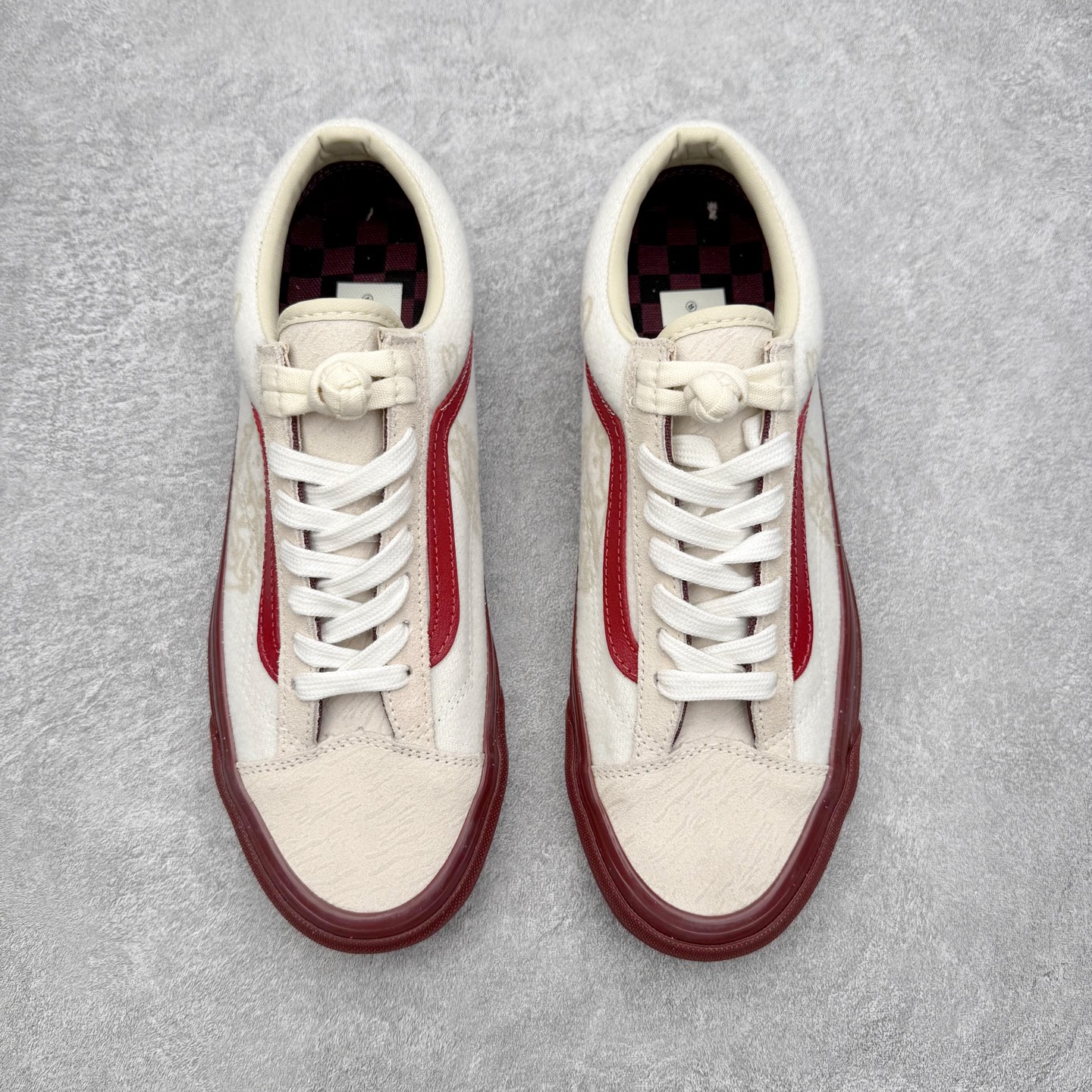 图片[2]-Vans x Bolin LX OLD SKOOL 36 2026新款 马年生肖限定‼️ 鞋身以米白色为基底，侧边V形条纹和鞋底采用酒红色调，鞋面嵌入艺术家手绘的马形暗纹，材质选用细腻纹理的面料提升质感。鞋底印有马上就好字样，马年氛围拉满！鞋垫搭载的生物基Sola Foam ADC鞋垫比普通Vans鞋垫更软弹！ 货号：VN000EJUHRW 尺码：35 36 36.5 37 38 38.5 39 40 40.5 41 42 42.5 43 44-选品中心