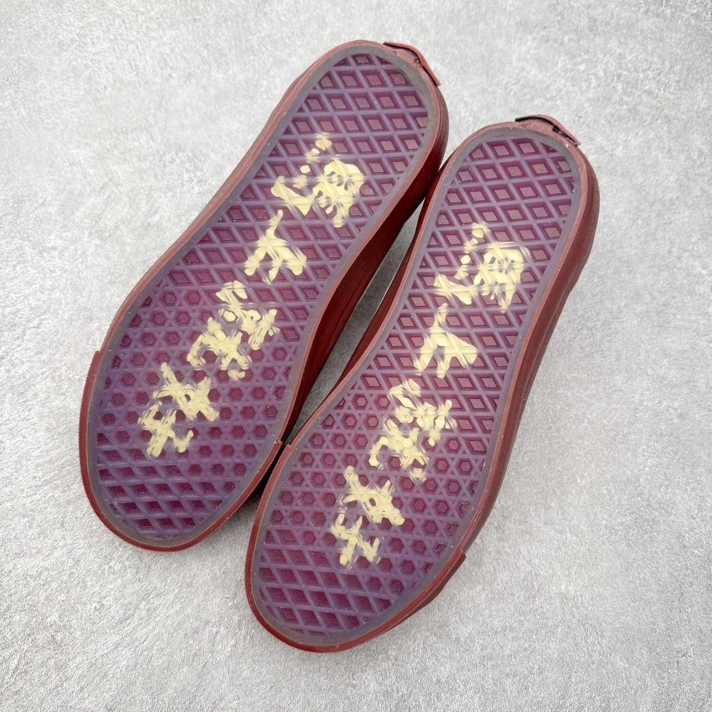 图片[4]-Vans x Bolin LX OLD SKOOL 36 2026新款 马年生肖限定‼️ 鞋身以米白色为基底，侧边V形条纹和鞋底采用酒红色调，鞋面嵌入艺术家手绘的马形暗纹，材质选用细腻纹理的面料提升质感。鞋底印有马上就好字样，马年氛围拉满！鞋垫搭载的生物基Sola Foam ADC鞋垫比普通Vans鞋垫更软弹！ 货号：VN000EJUHRW 尺码：35 36 36.5 37 38 38.5 39 40 40.5 41 42 42.5 43 44-选品中心