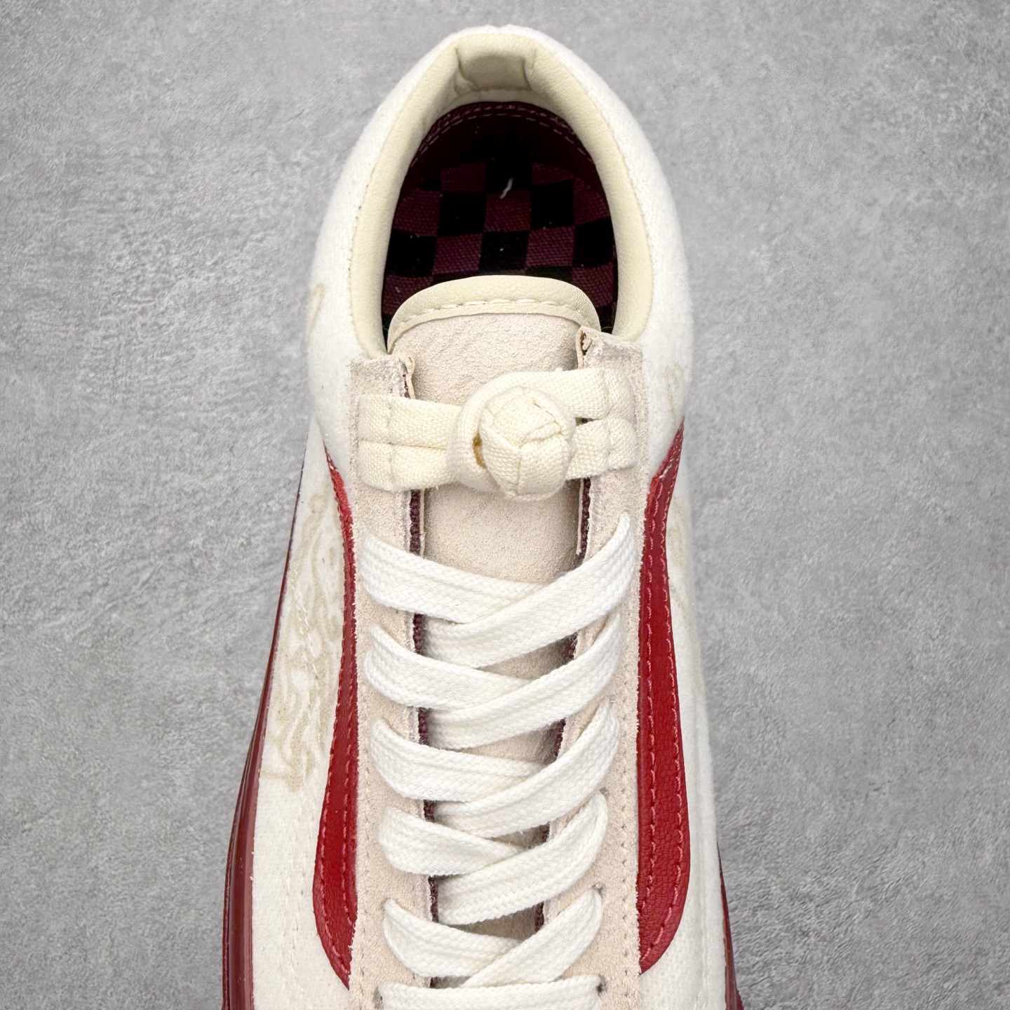 图片[6]-Vans x Bolin LX OLD SKOOL 36 2026新款 马年生肖限定‼️ 鞋身以米白色为基底，侧边V形条纹和鞋底采用酒红色调，鞋面嵌入艺术家手绘的马形暗纹，材质选用细腻纹理的面料提升质感。鞋底印有马上就好字样，马年氛围拉满！鞋垫搭载的生物基Sola Foam ADC鞋垫比普通Vans鞋垫更软弹！ 货号：VN000EJUHRW 尺码：35 36 36.5 37 38 38.5 39 40 40.5 41 42 42.5 43 44-选品中心