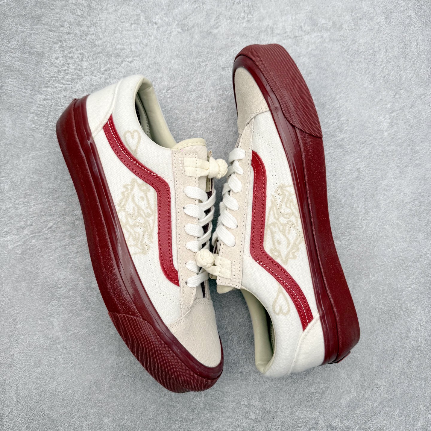 图片[3]-Vans x Bolin LX OLD SKOOL 36 2026新款 马年生肖限定‼️ 鞋身以米白色为基底，侧边V形条纹和鞋底采用酒红色调，鞋面嵌入艺术家手绘的马形暗纹，材质选用细腻纹理的面料提升质感。鞋底印有马上就好字样，马年氛围拉满！鞋垫搭载的生物基Sola Foam ADC鞋垫比普通Vans鞋垫更软弹！ 货号：VN000EJUHRW 尺码：35 36 36.5 37 38 38.5 39 40 40.5 41 42 42.5 43 44-选品中心