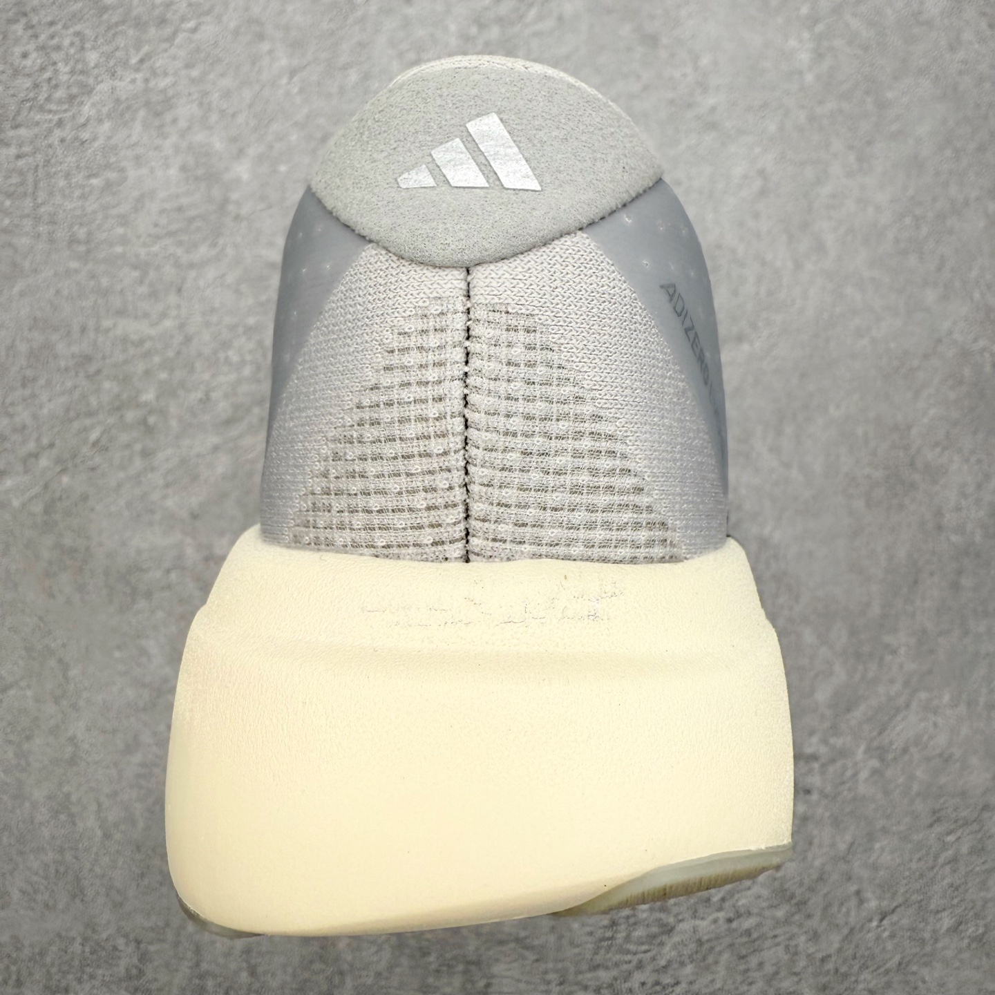 图片[8]-＃纯原 AD Adizero Eva SL M 零度进化版系列低帮轻便透气竞速休闲运动慢跑鞋 KJ9664 相信大家对去年 adidas 横空出世的「顶级超跑」adiZero Adios Pro EVO 1 记忆犹新！不仅登顶阿迪史上最轻跑鞋宝座，更在接下来的全球马拉松赛事中，持续书写着惊人成绩，被网友戏称新一代「阿迪神鞋」全网刷屏！极简设计语言与强烈速度感和存在感的鞋侧三线，让人过目不忘，特别种草！其中定位于中长跑训练的 adidas Adizero Evo SL，整体外观造型与 adiZero Adios Pro EVO 1 非常相似。中底配置方面搭载全掌 Lightstrike Pro，鞋面采用透气网面示人，契合日常训练鞋的定位，更加耐用。外底给到了马牌橡胶，及类似上代竞速旗舰 adidas Adizero Adios Pro 3 区域分布。整体看下来无论是外观的鲜明辨识度，还是配置的扎实程度都很顶。尺码：36 36⅔ 37⅓ 38 38⅔ 39⅓ 40 40⅔ 41⅓ 42 42⅔ 43⅓ 44 44⅔ 45⅓ 46⅓-选品中心