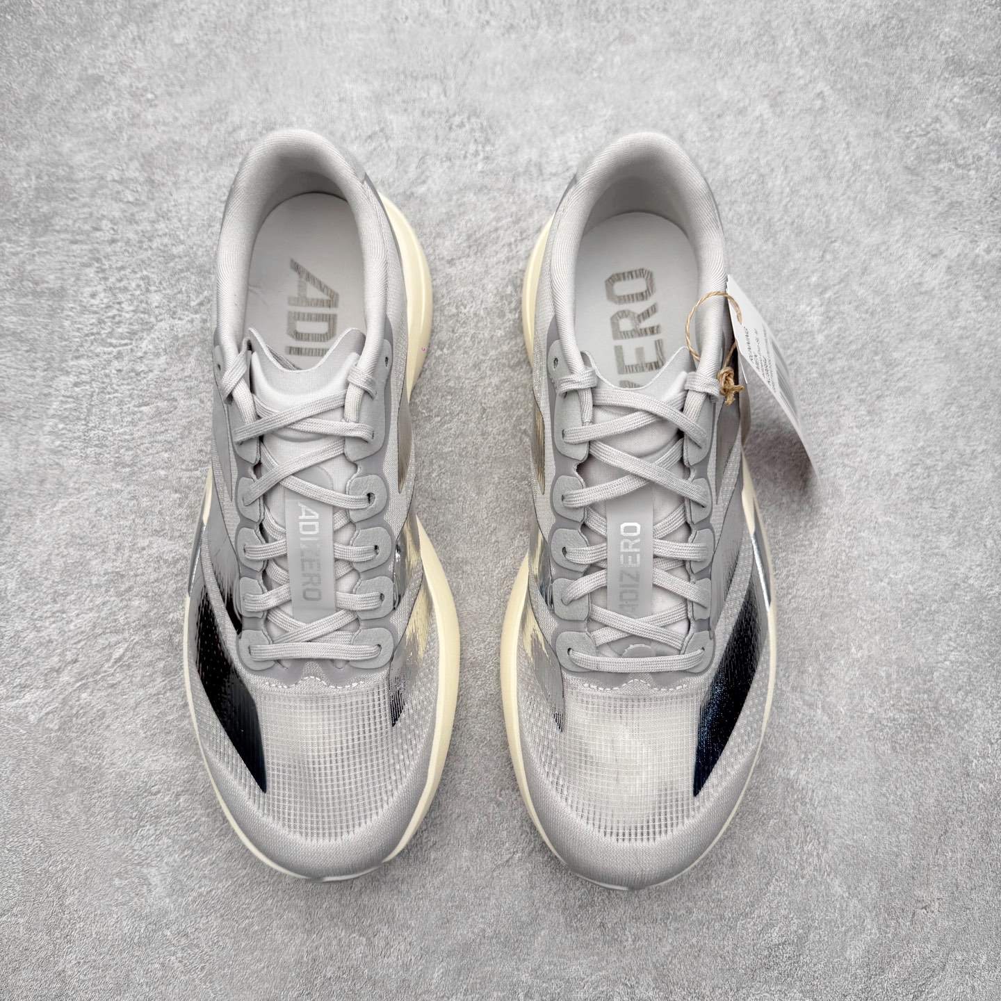 图片[2]-＃纯原 AD Adizero Eva SL M 零度进化版系列低帮轻便透气竞速休闲运动慢跑鞋 KJ9664 相信大家对去年 adidas 横空出世的「顶级超跑」adiZero Adios Pro EVO 1 记忆犹新！不仅登顶阿迪史上最轻跑鞋宝座，更在接下来的全球马拉松赛事中，持续书写着惊人成绩，被网友戏称新一代「阿迪神鞋」全网刷屏！极简设计语言与强烈速度感和存在感的鞋侧三线，让人过目不忘，特别种草！其中定位于中长跑训练的 adidas Adizero Evo SL，整体外观造型与 adiZero Adios Pro EVO 1 非常相似。中底配置方面搭载全掌 Lightstrike Pro，鞋面采用透气网面示人，契合日常训练鞋的定位，更加耐用。外底给到了马牌橡胶，及类似上代竞速旗舰 adidas Adizero Adios Pro 3 区域分布。整体看下来无论是外观的鲜明辨识度，还是配置的扎实程度都很顶。尺码：36 36⅔ 37⅓ 38 38⅔ 39⅓ 40 40⅔ 41⅓ 42 42⅔ 43⅓ 44 44⅔ 45⅓ 46⅓-选品中心