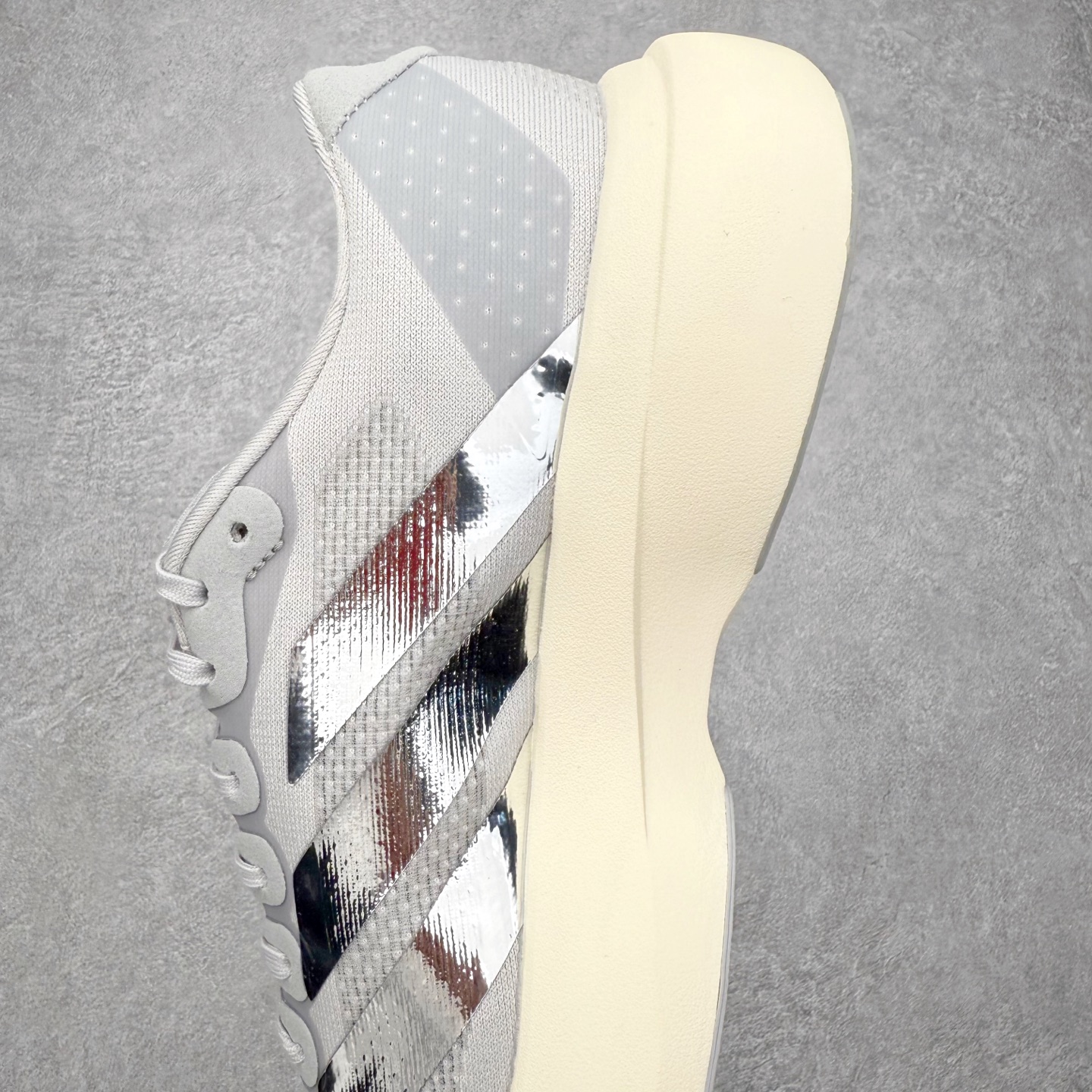 图片[7]-＃纯原 AD Adizero Eva SL M 零度进化版系列低帮轻便透气竞速休闲运动慢跑鞋 KJ9664 相信大家对去年 adidas 横空出世的「顶级超跑」adiZero Adios Pro EVO 1 记忆犹新！不仅登顶阿迪史上最轻跑鞋宝座，更在接下来的全球马拉松赛事中，持续书写着惊人成绩，被网友戏称新一代「阿迪神鞋」全网刷屏！极简设计语言与强烈速度感和存在感的鞋侧三线，让人过目不忘，特别种草！其中定位于中长跑训练的 adidas Adizero Evo SL，整体外观造型与 adiZero Adios Pro EVO 1 非常相似。中底配置方面搭载全掌 Lightstrike Pro，鞋面采用透气网面示人，契合日常训练鞋的定位，更加耐用。外底给到了马牌橡胶，及类似上代竞速旗舰 adidas Adizero Adios Pro 3 区域分布。整体看下来无论是外观的鲜明辨识度，还是配置的扎实程度都很顶。尺码：36 36⅔ 37⅓ 38 38⅔ 39⅓ 40 40⅔ 41⅓ 42 42⅔ 43⅓ 44 44⅔ 45⅓ 46⅓-选品中心