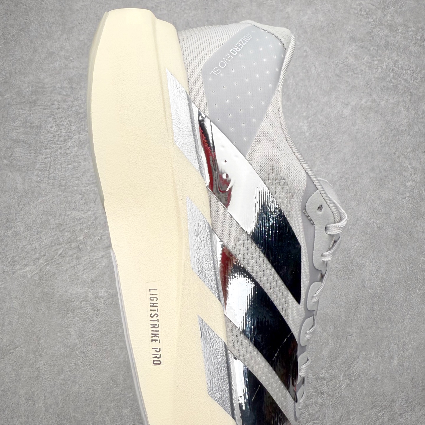 图片[6]-＃纯原 AD Adizero Eva SL M 零度进化版系列低帮轻便透气竞速休闲运动慢跑鞋 KJ9664 相信大家对去年 adidas 横空出世的「顶级超跑」adiZero Adios Pro EVO 1 记忆犹新！不仅登顶阿迪史上最轻跑鞋宝座，更在接下来的全球马拉松赛事中，持续书写着惊人成绩，被网友戏称新一代「阿迪神鞋」全网刷屏！极简设计语言与强烈速度感和存在感的鞋侧三线，让人过目不忘，特别种草！其中定位于中长跑训练的 adidas Adizero Evo SL，整体外观造型与 adiZero Adios Pro EVO 1 非常相似。中底配置方面搭载全掌 Lightstrike Pro，鞋面采用透气网面示人，契合日常训练鞋的定位，更加耐用。外底给到了马牌橡胶，及类似上代竞速旗舰 adidas Adizero Adios Pro 3 区域分布。整体看下来无论是外观的鲜明辨识度，还是配置的扎实程度都很顶。尺码：36 36⅔ 37⅓ 38 38⅔ 39⅓ 40 40⅔ 41⅓ 42 42⅔ 43⅓ 44 44⅔ 45⅓ 46⅓-选品中心