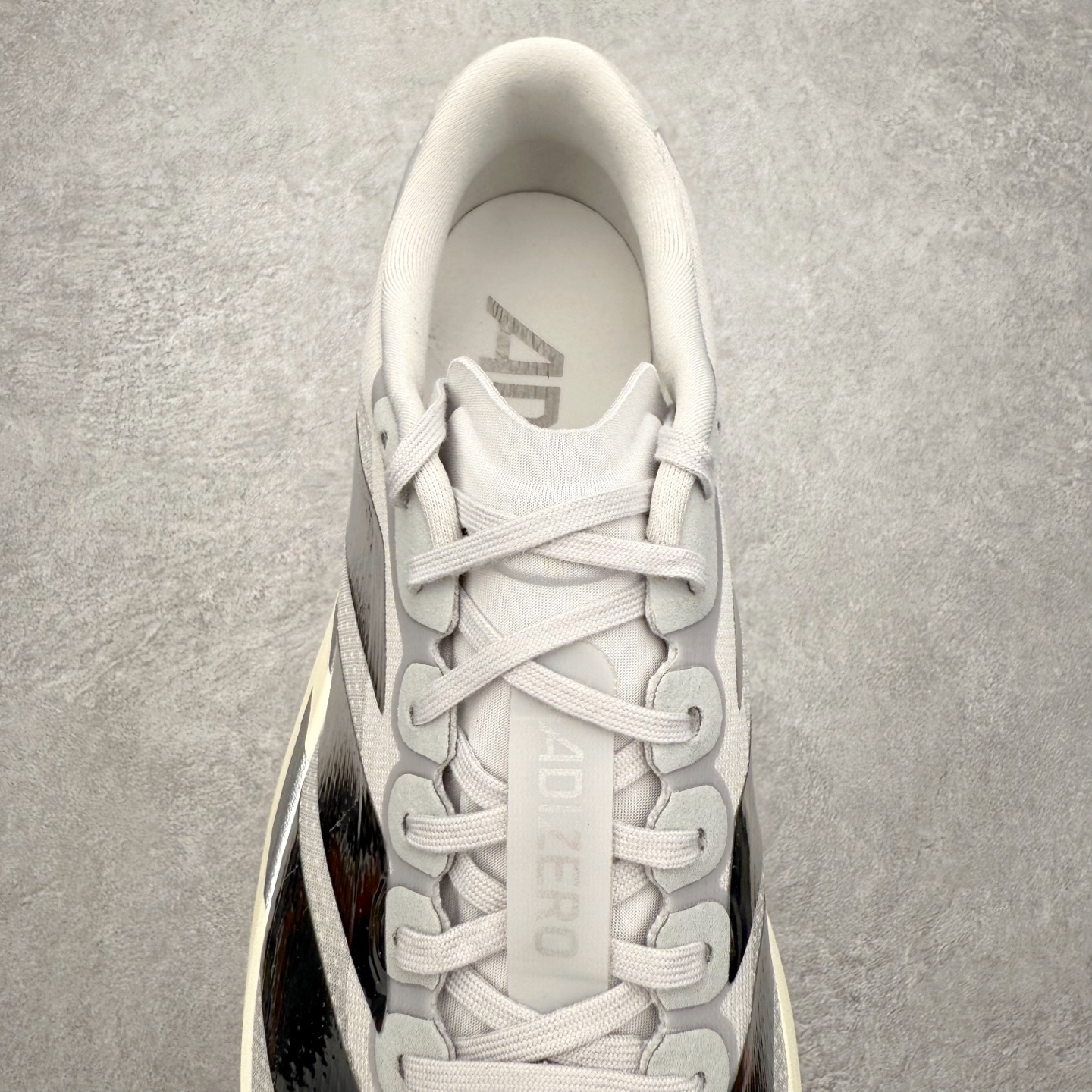 图片[5]-＃纯原 AD Adizero Eva SL M 零度进化版系列低帮轻便透气竞速休闲运动慢跑鞋 KJ9664 相信大家对去年 adidas 横空出世的「顶级超跑」adiZero Adios Pro EVO 1 记忆犹新！不仅登顶阿迪史上最轻跑鞋宝座，更在接下来的全球马拉松赛事中，持续书写着惊人成绩，被网友戏称新一代「阿迪神鞋」全网刷屏！极简设计语言与强烈速度感和存在感的鞋侧三线，让人过目不忘，特别种草！其中定位于中长跑训练的 adidas Adizero Evo SL，整体外观造型与 adiZero Adios Pro EVO 1 非常相似。中底配置方面搭载全掌 Lightstrike Pro，鞋面采用透气网面示人，契合日常训练鞋的定位，更加耐用。外底给到了马牌橡胶，及类似上代竞速旗舰 adidas Adizero Adios Pro 3 区域分布。整体看下来无论是外观的鲜明辨识度，还是配置的扎实程度都很顶。尺码：36 36⅔ 37⅓ 38 38⅔ 39⅓ 40 40⅔ 41⅓ 42 42⅔ 43⅓ 44 44⅔ 45⅓ 46⅓-选品中心