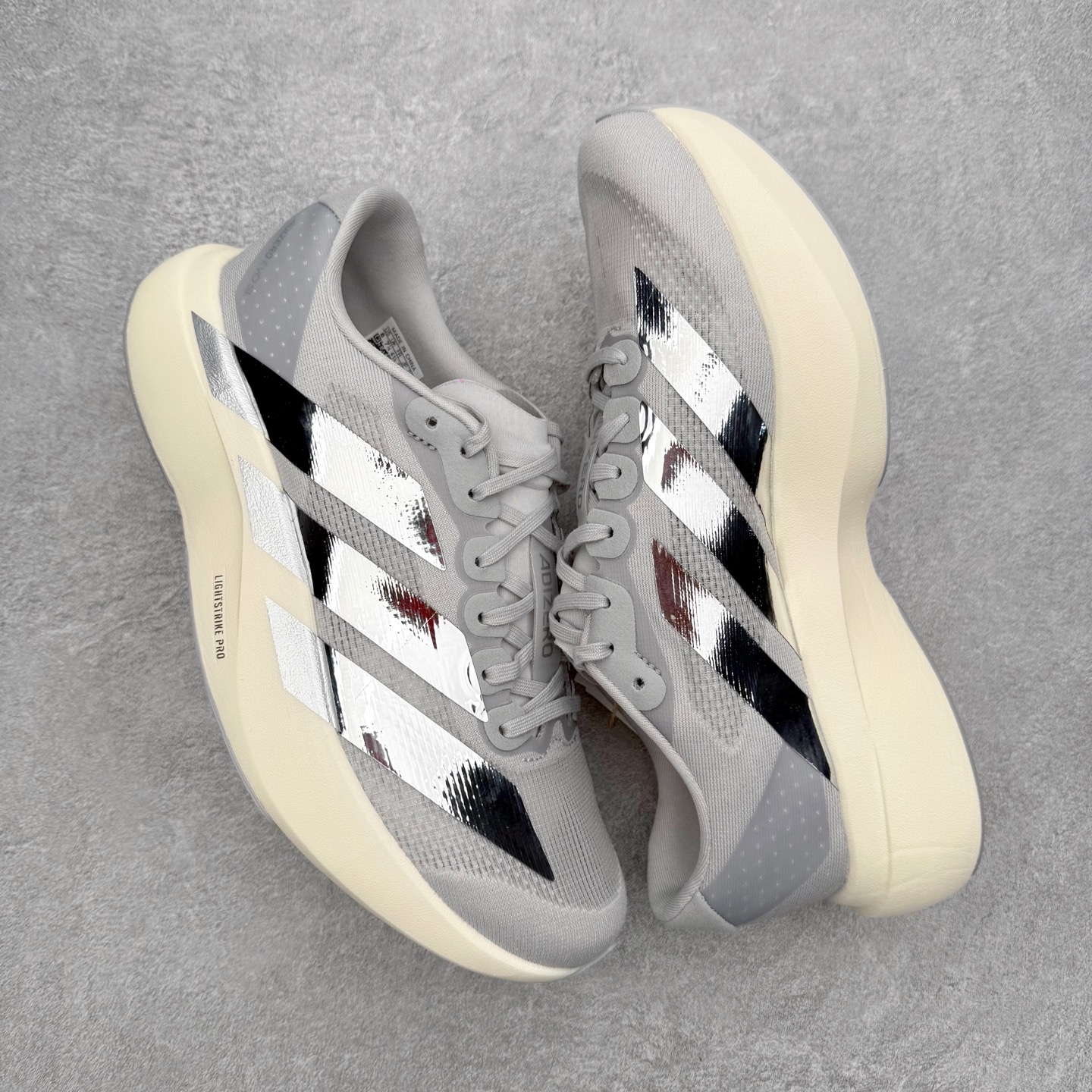 图片[3]-＃纯原 AD Adizero Eva SL M 零度进化版系列低帮轻便透气竞速休闲运动慢跑鞋 KJ9664 相信大家对去年 adidas 横空出世的「顶级超跑」adiZero Adios Pro EVO 1 记忆犹新！不仅登顶阿迪史上最轻跑鞋宝座，更在接下来的全球马拉松赛事中，持续书写着惊人成绩，被网友戏称新一代「阿迪神鞋」全网刷屏！极简设计语言与强烈速度感和存在感的鞋侧三线，让人过目不忘，特别种草！其中定位于中长跑训练的 adidas Adizero Evo SL，整体外观造型与 adiZero Adios Pro EVO 1 非常相似。中底配置方面搭载全掌 Lightstrike Pro，鞋面采用透气网面示人，契合日常训练鞋的定位，更加耐用。外底给到了马牌橡胶，及类似上代竞速旗舰 adidas Adizero Adios Pro 3 区域分布。整体看下来无论是外观的鲜明辨识度，还是配置的扎实程度都很顶。尺码：36 36⅔ 37⅓ 38 38⅔ 39⅓ 40 40⅔ 41⅓ 42 42⅔ 43⅓ 44 44⅔ 45⅓ 46⅓-选品中心