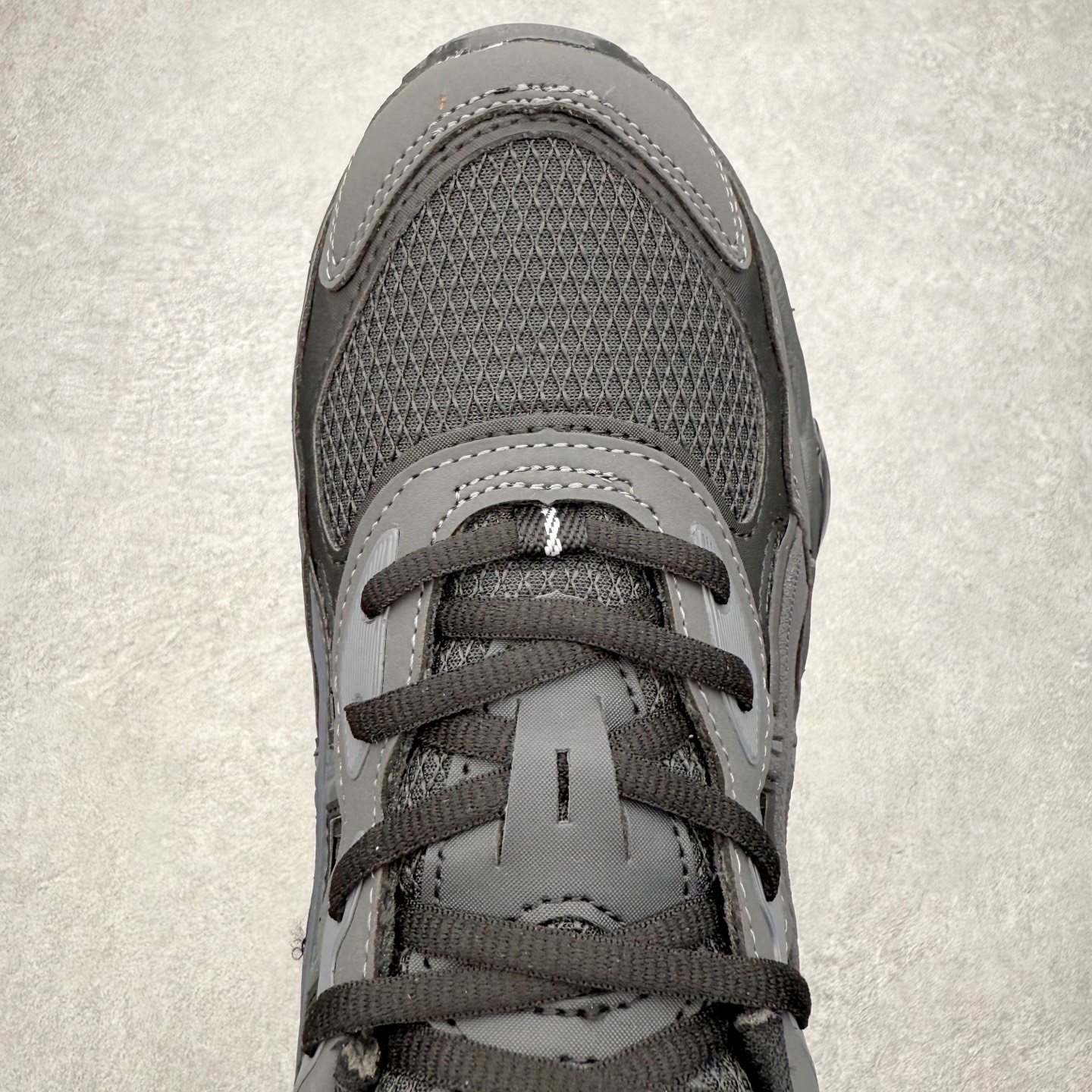 图片[4]-Asics GEL-NYC 亚瑟士防滑耐磨透气低帮运动休闲鞋 GEL-NYC™ 运动鞋的灵感源自传统和现代高性能跑步风格 其鞋面结构参考了 2000 年代初的 GEL-NIMBUS™ 3 鞋 并将其与 MC-PLUS V 设计中的各种装饰融为一体 该工装通过使用 GEL-CUMULUS® 16 鞋的工装系统来对比鞋面的复古风格 通过轻质泡沫和 GEL® 技术嵌入物的结合 这种中底结构有助于创造先进的脚底舒适度 尺码：36 37 37.5 38 39 40.5 41.5 42 42.5 43.5 44 45-选品中心