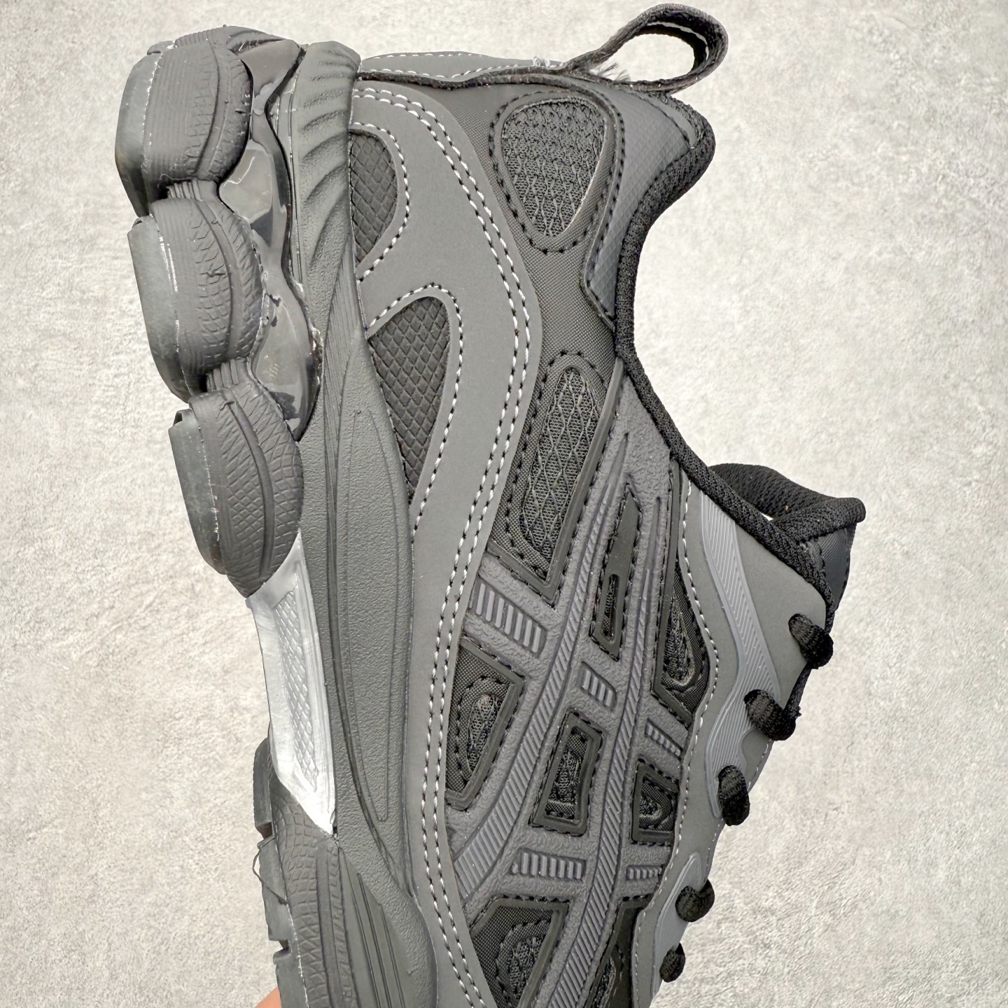 图片[6]-Asics GEL-NYC 亚瑟士防滑耐磨透气低帮运动休闲鞋 GEL-NYC™ 运动鞋的灵感源自传统和现代高性能跑步风格 其鞋面结构参考了 2000 年代初的 GEL-NIMBUS™ 3 鞋 并将其与 MC-PLUS V 设计中的各种装饰融为一体 该工装通过使用 GEL-CUMULUS® 16 鞋的工装系统来对比鞋面的复古风格 通过轻质泡沫和 GEL® 技术嵌入物的结合 这种中底结构有助于创造先进的脚底舒适度 尺码：36 37 37.5 38 39 40.5 41.5 42 42.5 43.5 44 45-选品中心