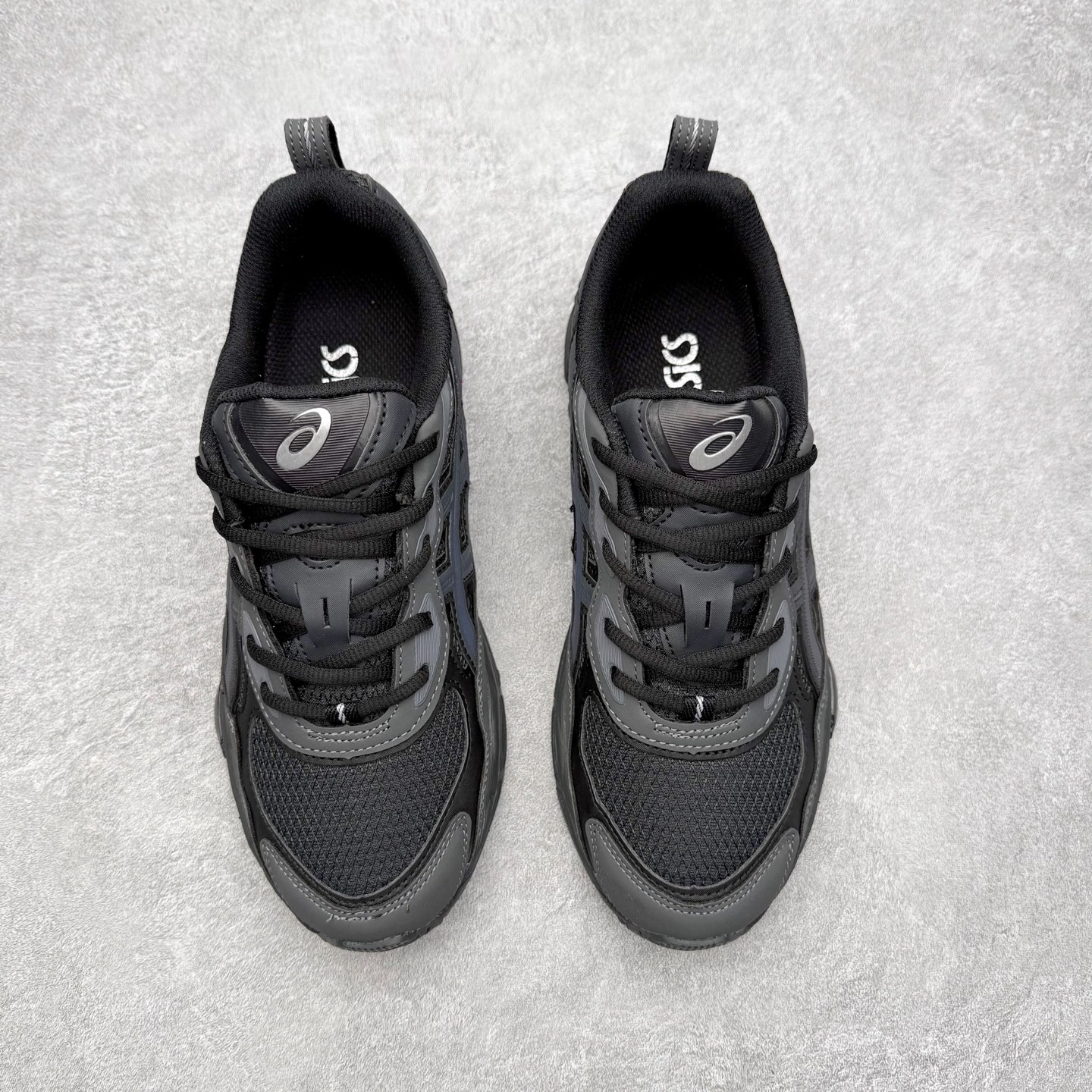 图片[2]-Asics GEL-NYC 亚瑟士防滑耐磨透气低帮运动休闲鞋 GEL-NYC™ 运动鞋的灵感源自传统和现代高性能跑步风格 其鞋面结构参考了 2000 年代初的 GEL-NIMBUS™ 3 鞋 并将其与 MC-PLUS V 设计中的各种装饰融为一体 该工装通过使用 GEL-CUMULUS® 16 鞋的工装系统来对比鞋面的复古风格 通过轻质泡沫和 GEL® 技术嵌入物的结合 这种中底结构有助于创造先进的脚底舒适度 尺码：36 37 37.5 38 39 40.5 41.5 42 42.5 43.5 44 45-选品中心