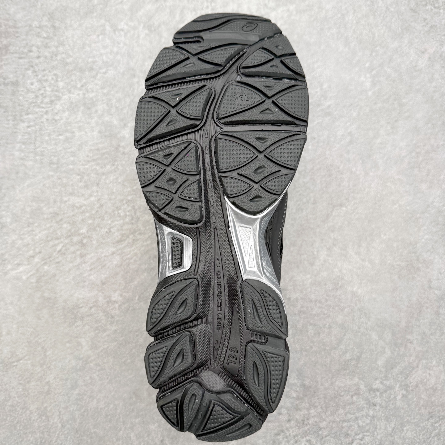 图片[9]-Asics GEL-NYC 亚瑟士防滑耐磨透气低帮运动休闲鞋 GEL-NYC™ 运动鞋的灵感源自传统和现代高性能跑步风格 其鞋面结构参考了 2000 年代初的 GEL-NIMBUS™ 3 鞋 并将其与 MC-PLUS V 设计中的各种装饰融为一体 该工装通过使用 GEL-CUMULUS® 16 鞋的工装系统来对比鞋面的复古风格 通过轻质泡沫和 GEL® 技术嵌入物的结合 这种中底结构有助于创造先进的脚底舒适度 尺码：36 37 37.5 38 39 40.5 41.5 42 42.5 43.5 44 45-选品中心