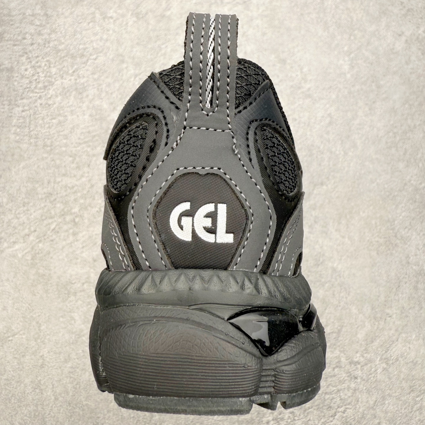 图片[8]-Asics GEL-NYC 亚瑟士防滑耐磨透气低帮运动休闲鞋 GEL-NYC™ 运动鞋的灵感源自传统和现代高性能跑步风格 其鞋面结构参考了 2000 年代初的 GEL-NIMBUS™ 3 鞋 并将其与 MC-PLUS V 设计中的各种装饰融为一体 该工装通过使用 GEL-CUMULUS® 16 鞋的工装系统来对比鞋面的复古风格 通过轻质泡沫和 GEL® 技术嵌入物的结合 这种中底结构有助于创造先进的脚底舒适度 尺码：36 37 37.5 38 39 40.5 41.5 42 42.5 43.5 44 45-选品中心