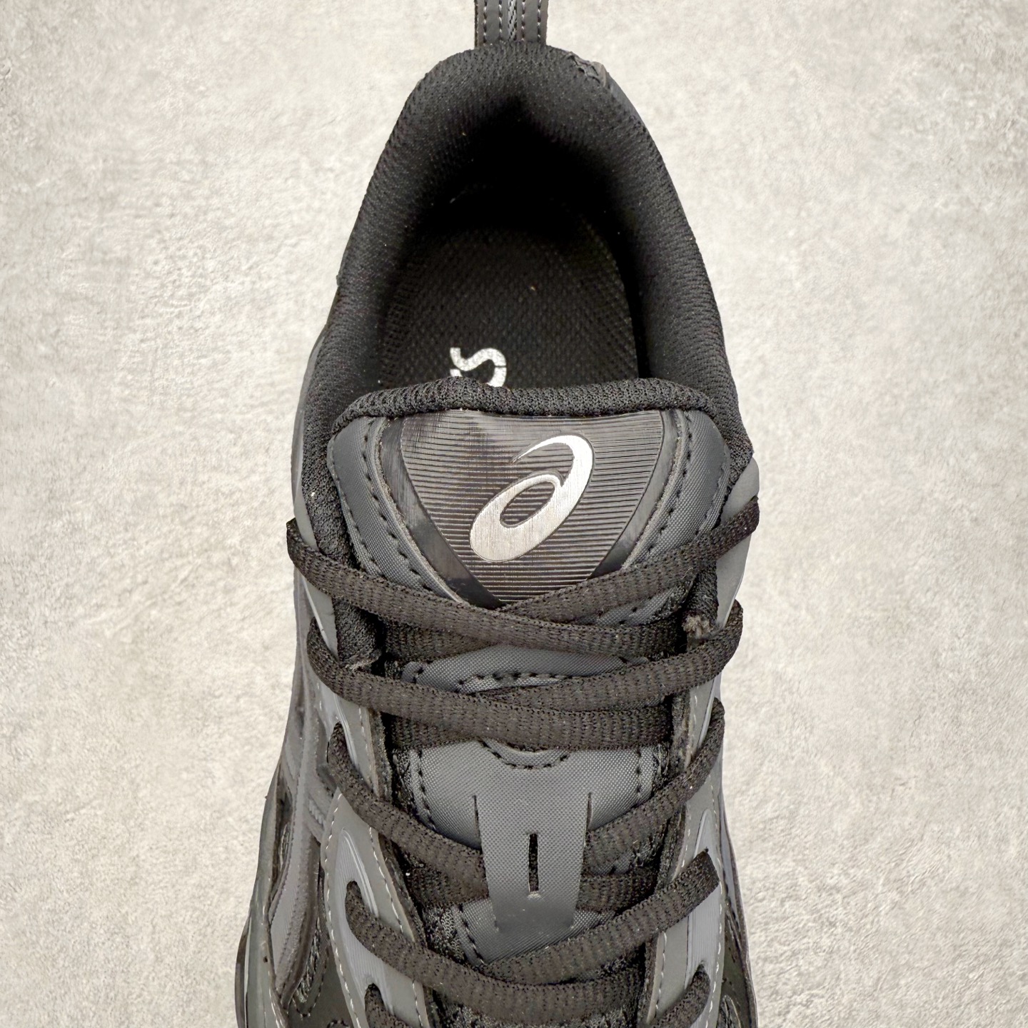 图片[5]-Asics GEL-NYC 亚瑟士防滑耐磨透气低帮运动休闲鞋 GEL-NYC™ 运动鞋的灵感源自传统和现代高性能跑步风格 其鞋面结构参考了 2000 年代初的 GEL-NIMBUS™ 3 鞋 并将其与 MC-PLUS V 设计中的各种装饰融为一体 该工装通过使用 GEL-CUMULUS® 16 鞋的工装系统来对比鞋面的复古风格 通过轻质泡沫和 GEL® 技术嵌入物的结合 这种中底结构有助于创造先进的脚底舒适度 尺码：36 37 37.5 38 39 40.5 41.5 42 42.5 43.5 44 45-选品中心