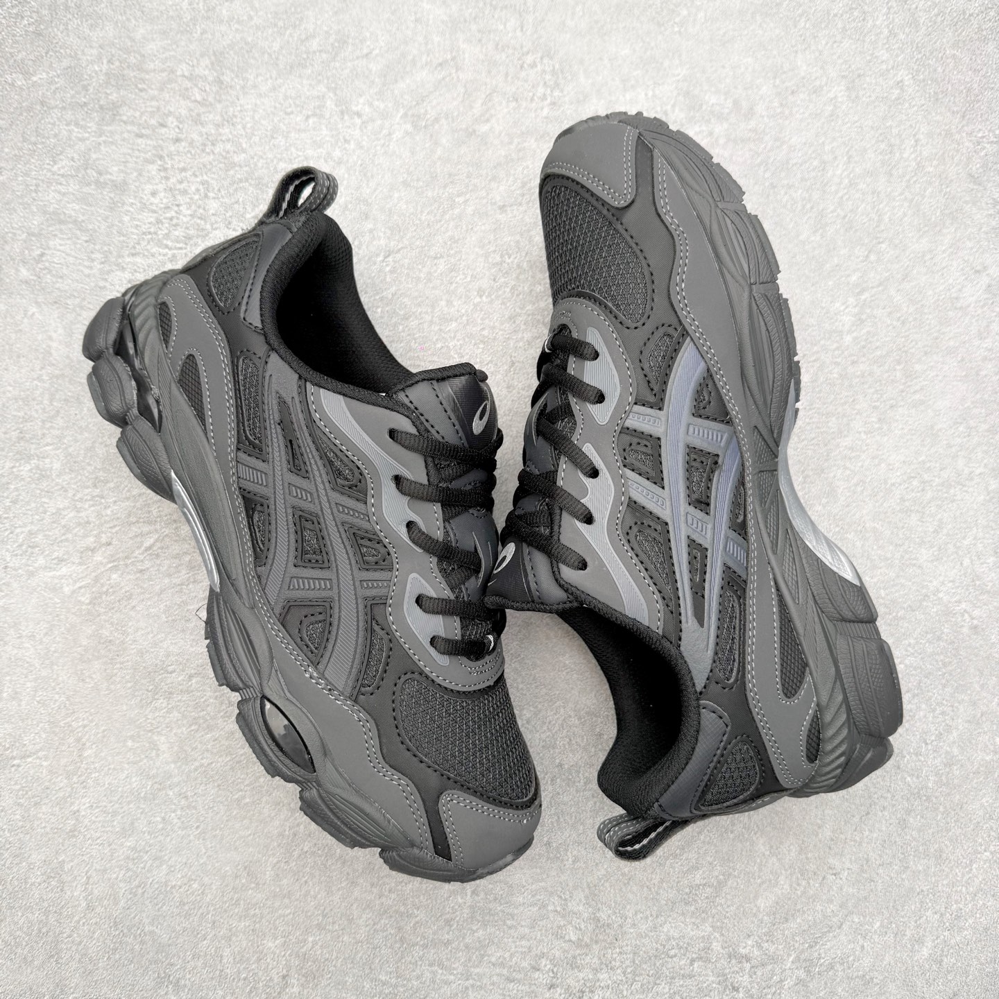 图片[3]-Asics GEL-NYC 亚瑟士防滑耐磨透气低帮运动休闲鞋 GEL-NYC™ 运动鞋的灵感源自传统和现代高性能跑步风格 其鞋面结构参考了 2000 年代初的 GEL-NIMBUS™ 3 鞋 并将其与 MC-PLUS V 设计中的各种装饰融为一体 该工装通过使用 GEL-CUMULUS® 16 鞋的工装系统来对比鞋面的复古风格 通过轻质泡沫和 GEL® 技术嵌入物的结合 这种中底结构有助于创造先进的脚底舒适度 尺码：36 37 37.5 38 39 40.5 41.5 42 42.5 43.5 44 45-选品中心